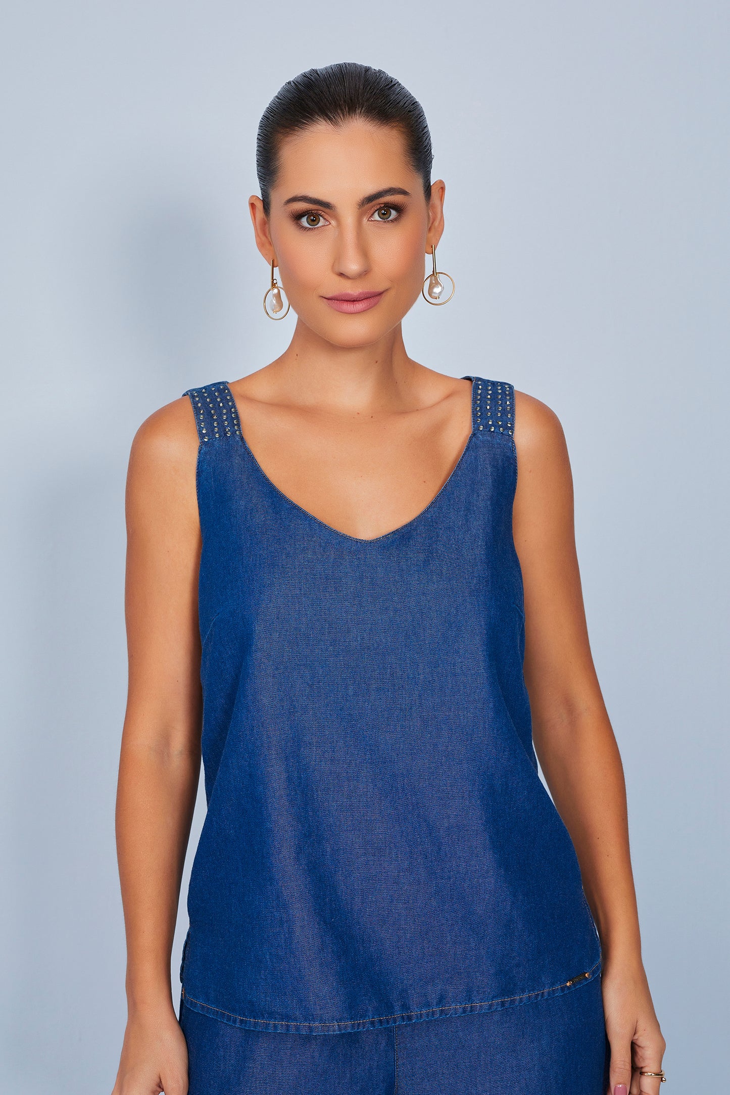 conjunto jeans regata alça larga e calça mom com cós de elástico