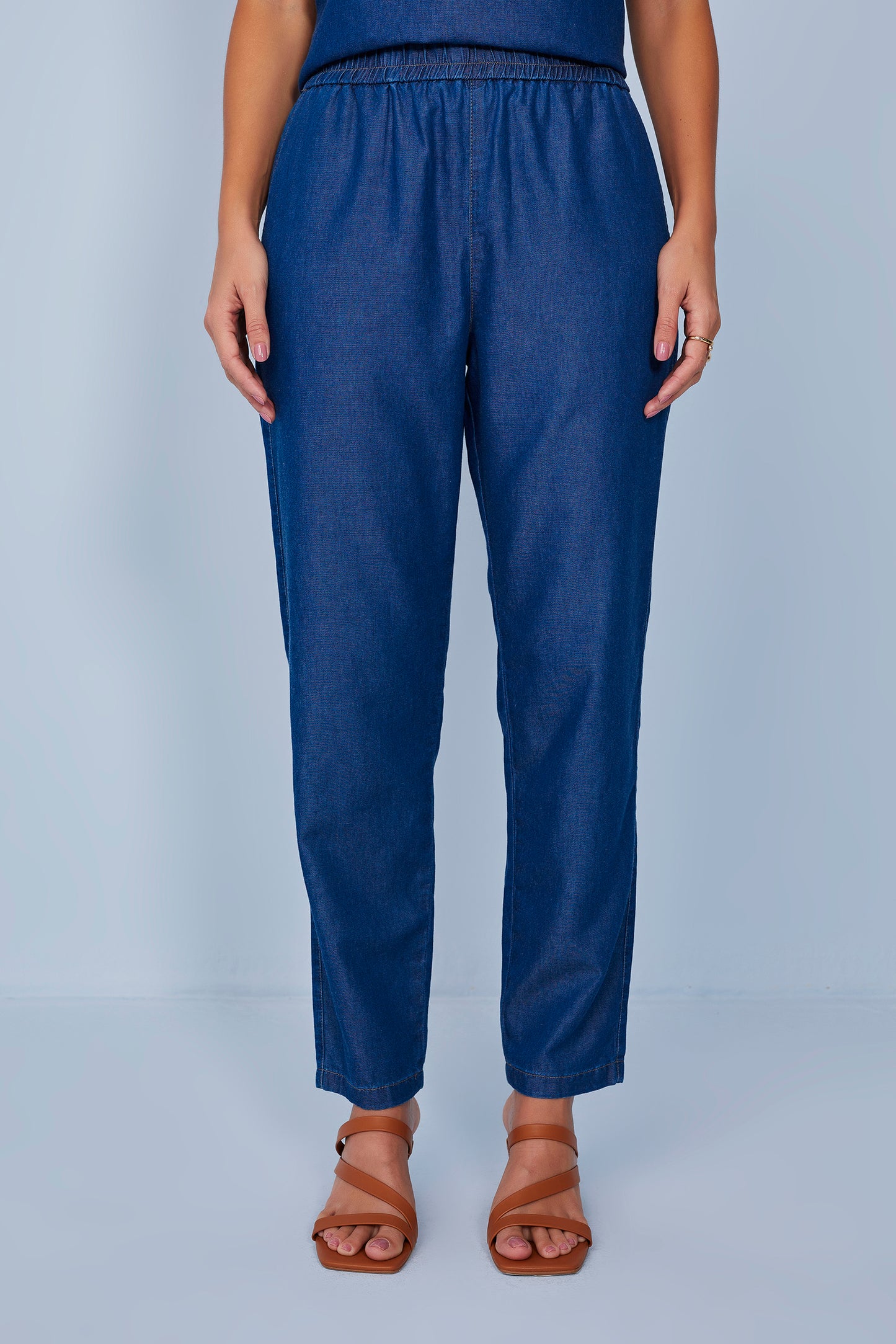 conjunto jeans regata alça larga e calça mom com cós de elástico