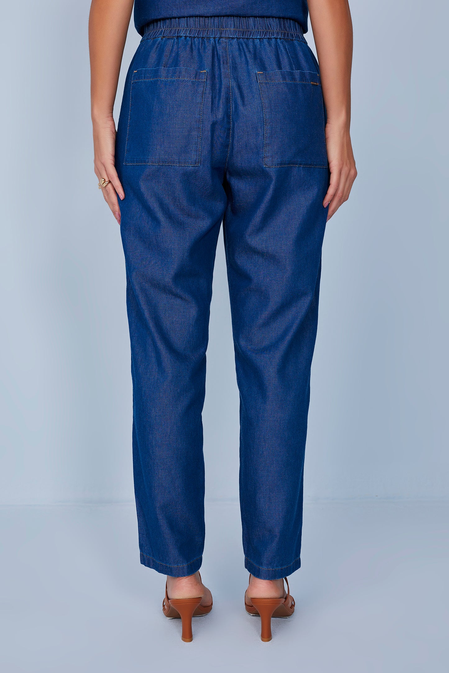 conjunto jeans regata alça larga e calça mom com cós de elástico