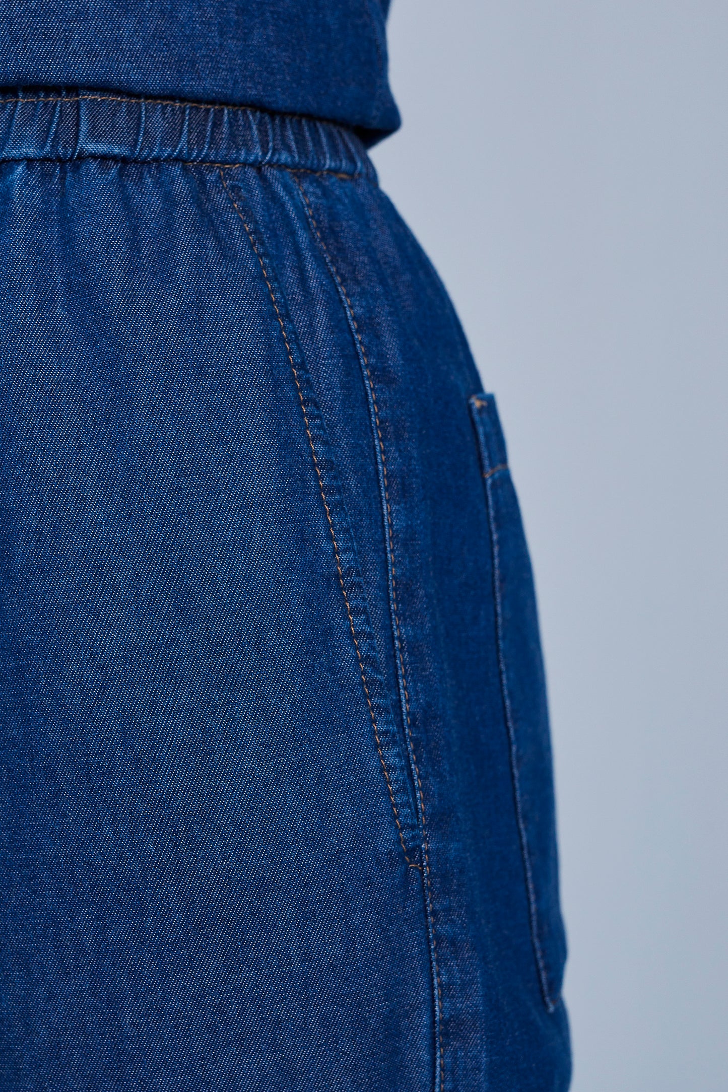 conjunto jeans regata alça larga e calça mom com cós de elástico