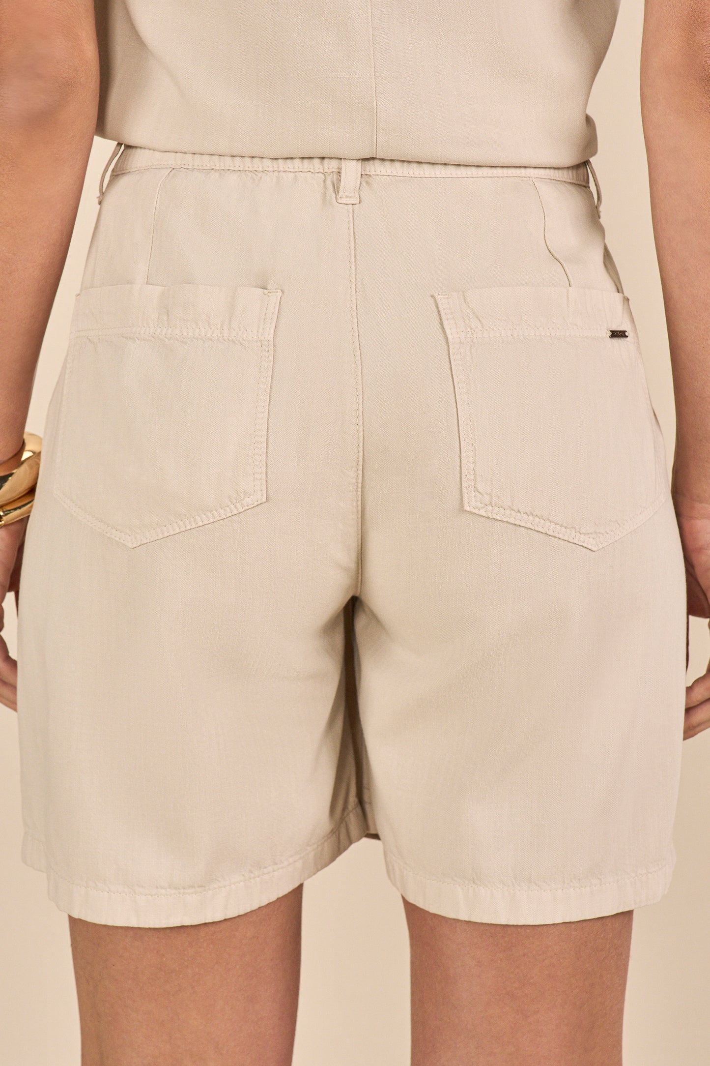 conjunto sarja regata alça larga e bermuda midi com cós de elástico