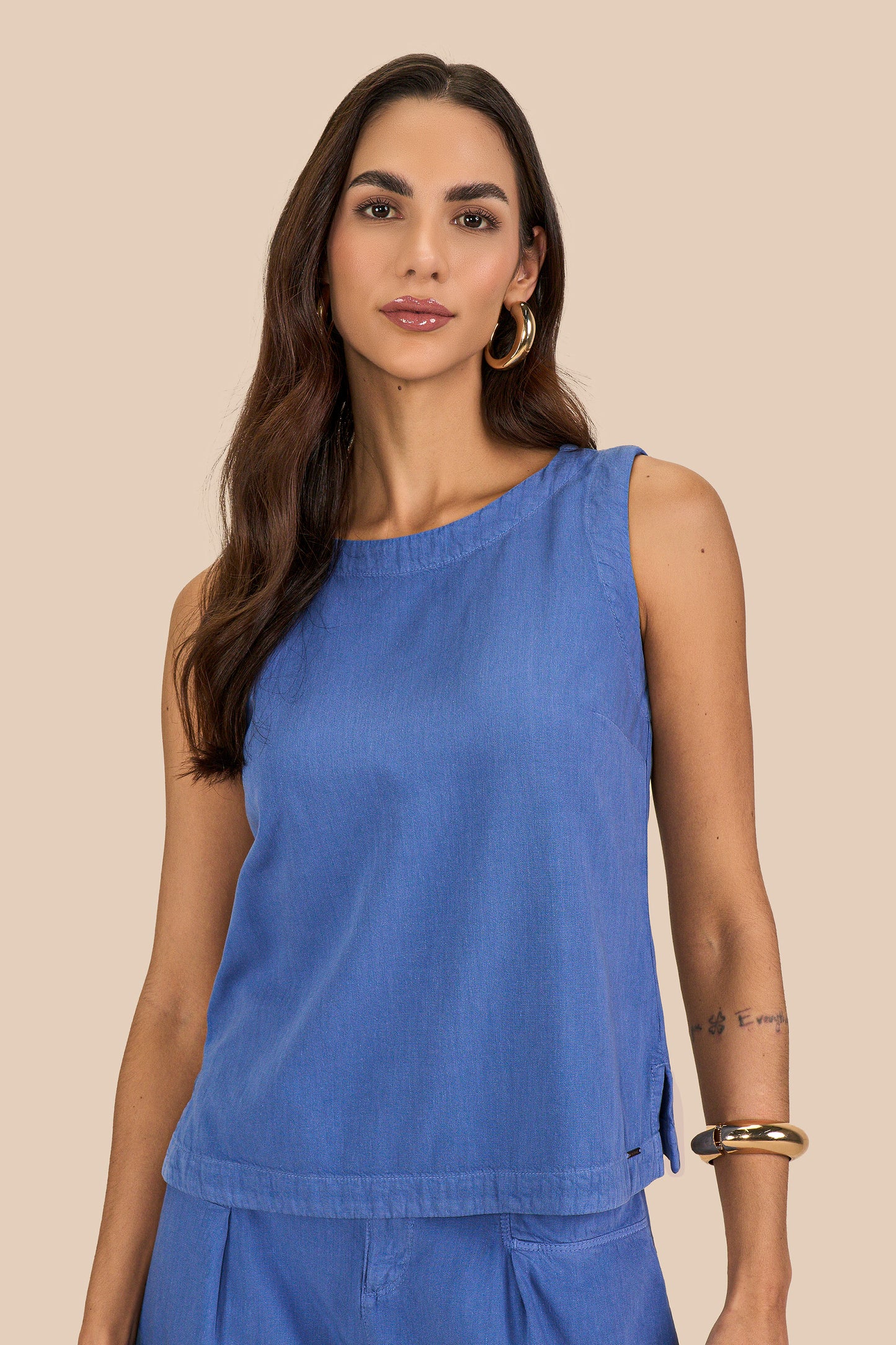 conjunto sarja regata alça larga e bermuda midi com cós de elástico