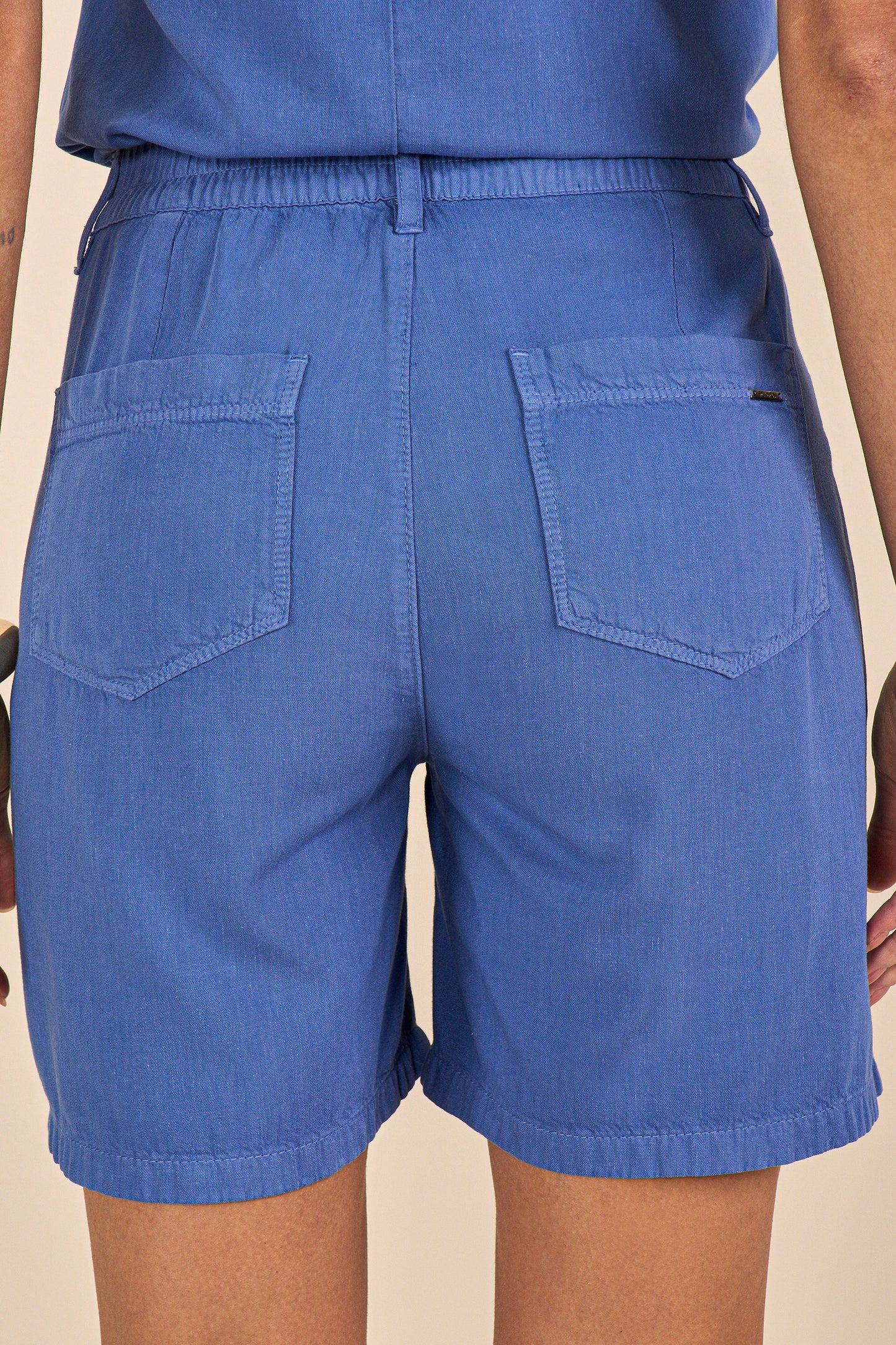 conjunto sarja regata alça larga e bermuda midi com cós de elástico