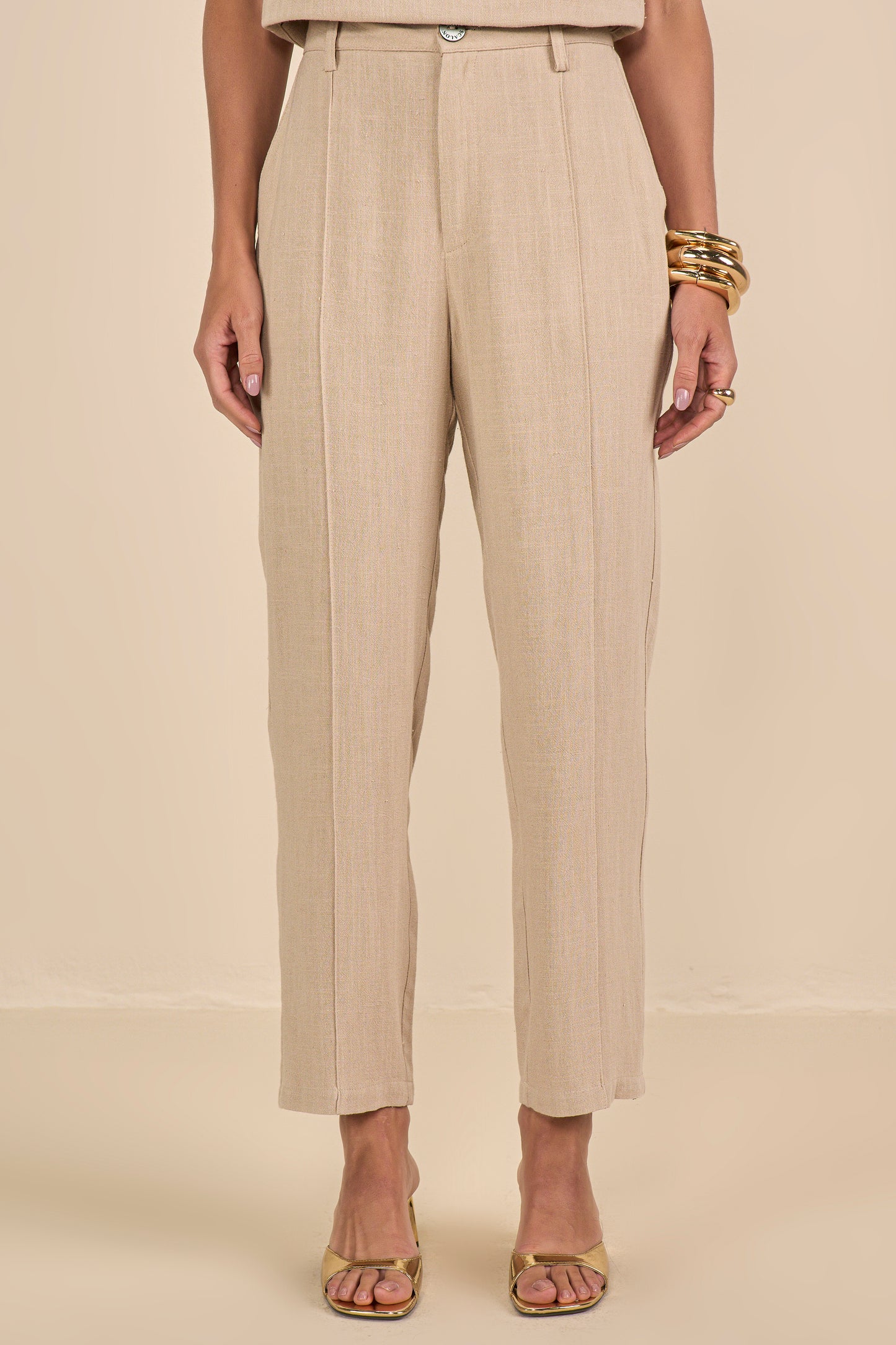 conjunto viscose blusa sem manga e calça mom com friso