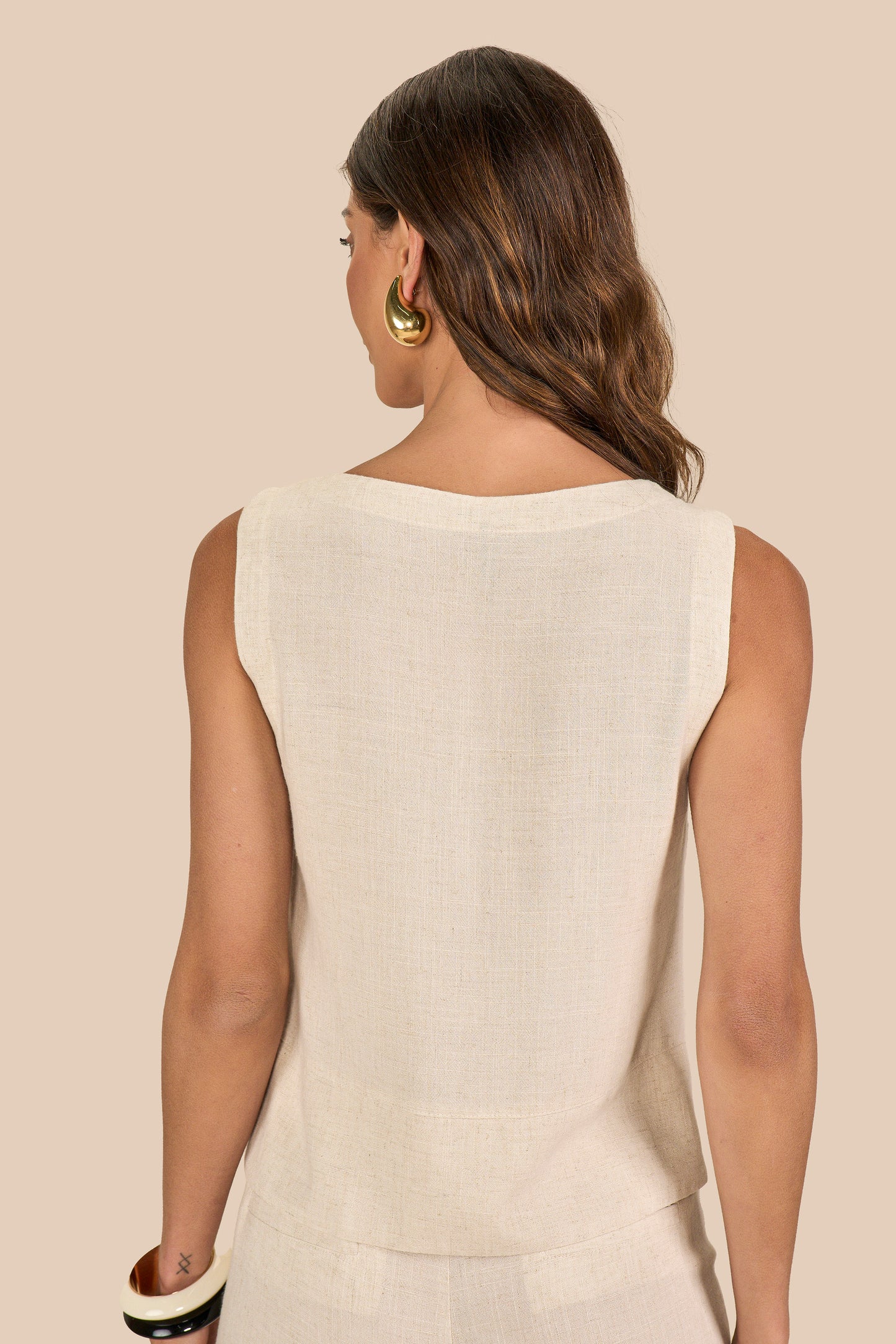conjunto viscose blusa sem manga e calça mom com friso