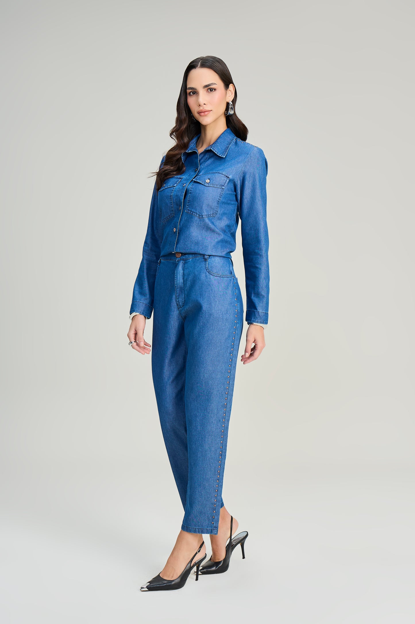 conjunto jeans camisa manga longa e calça mom com tachas