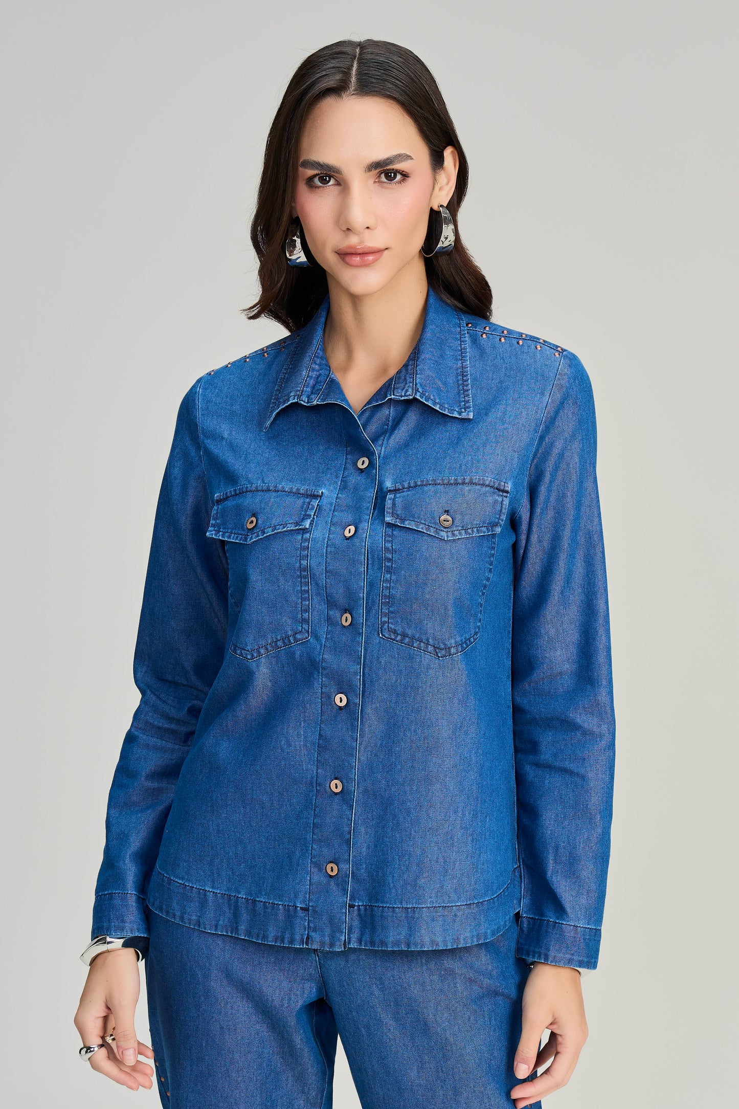 conjunto jeans camisa manga longa e calça mom com tachas