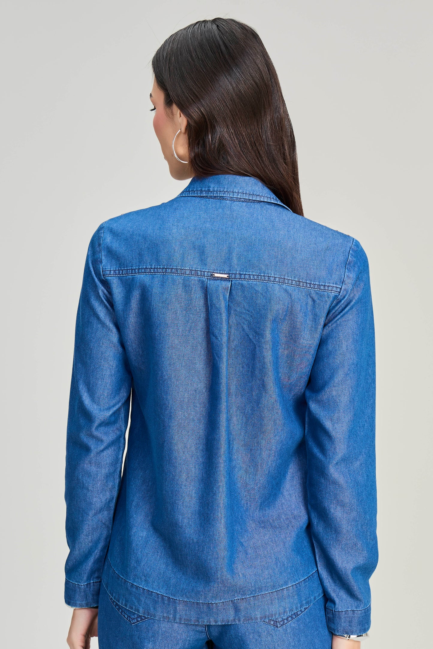 conjunto jeans camisa manga longa e calça mom com tachas