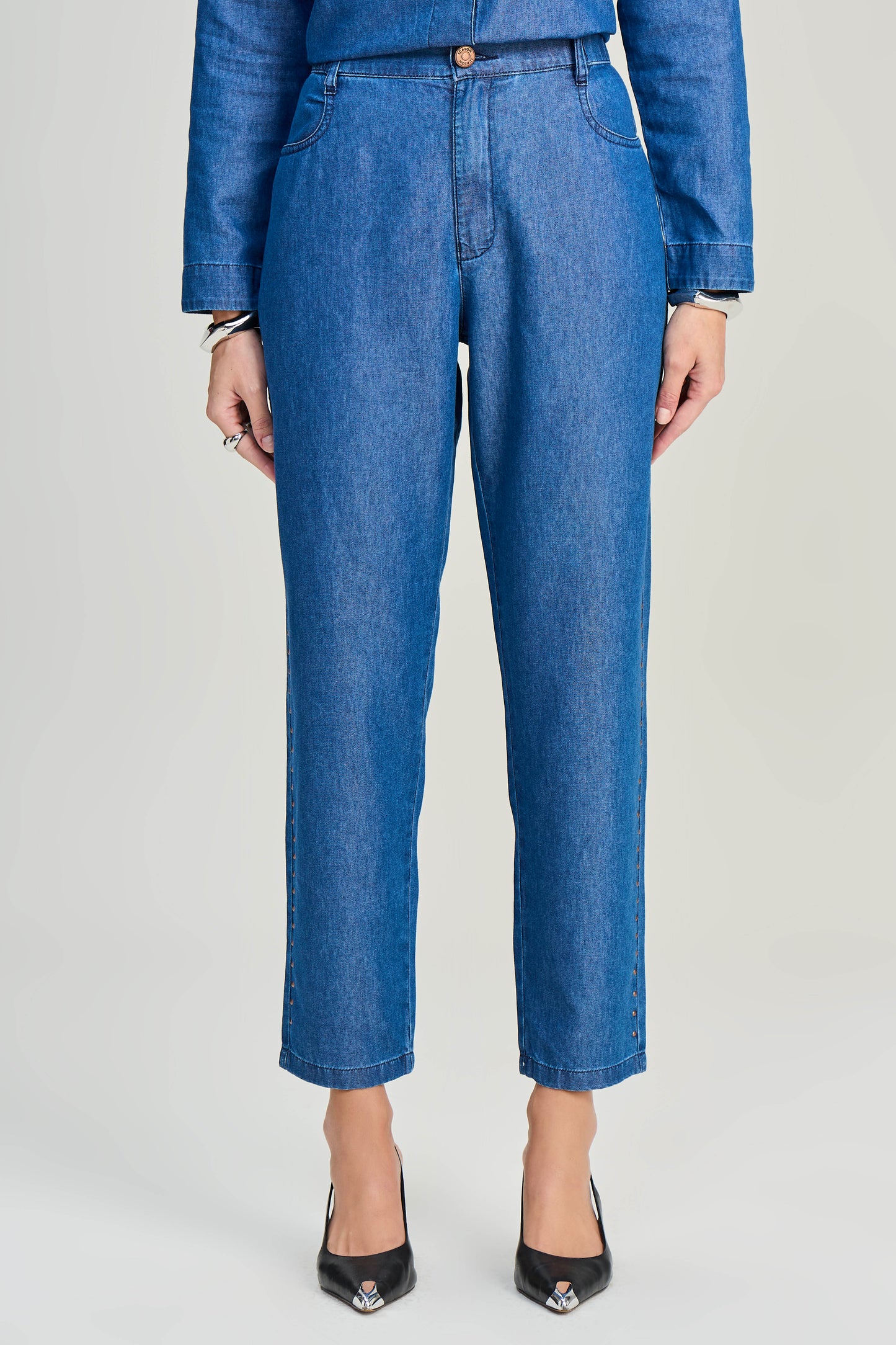 conjunto jeans camisa manga longa e calça mom com tachas