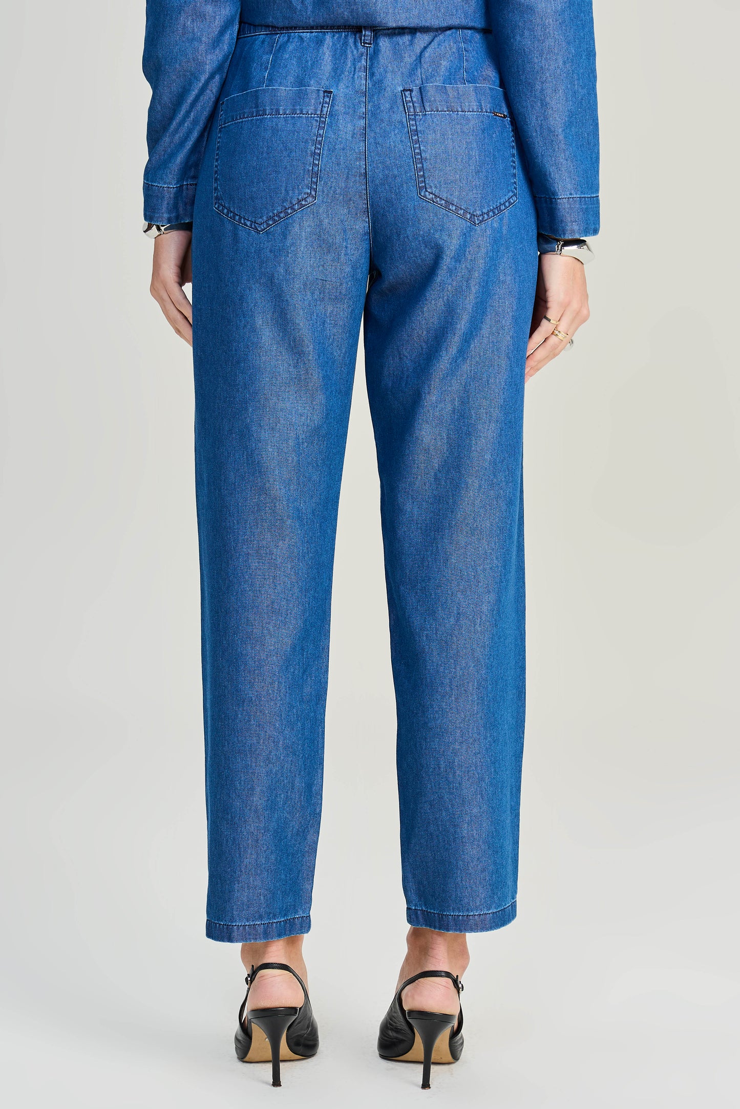 conjunto jeans camisa manga longa e calça mom com tachas