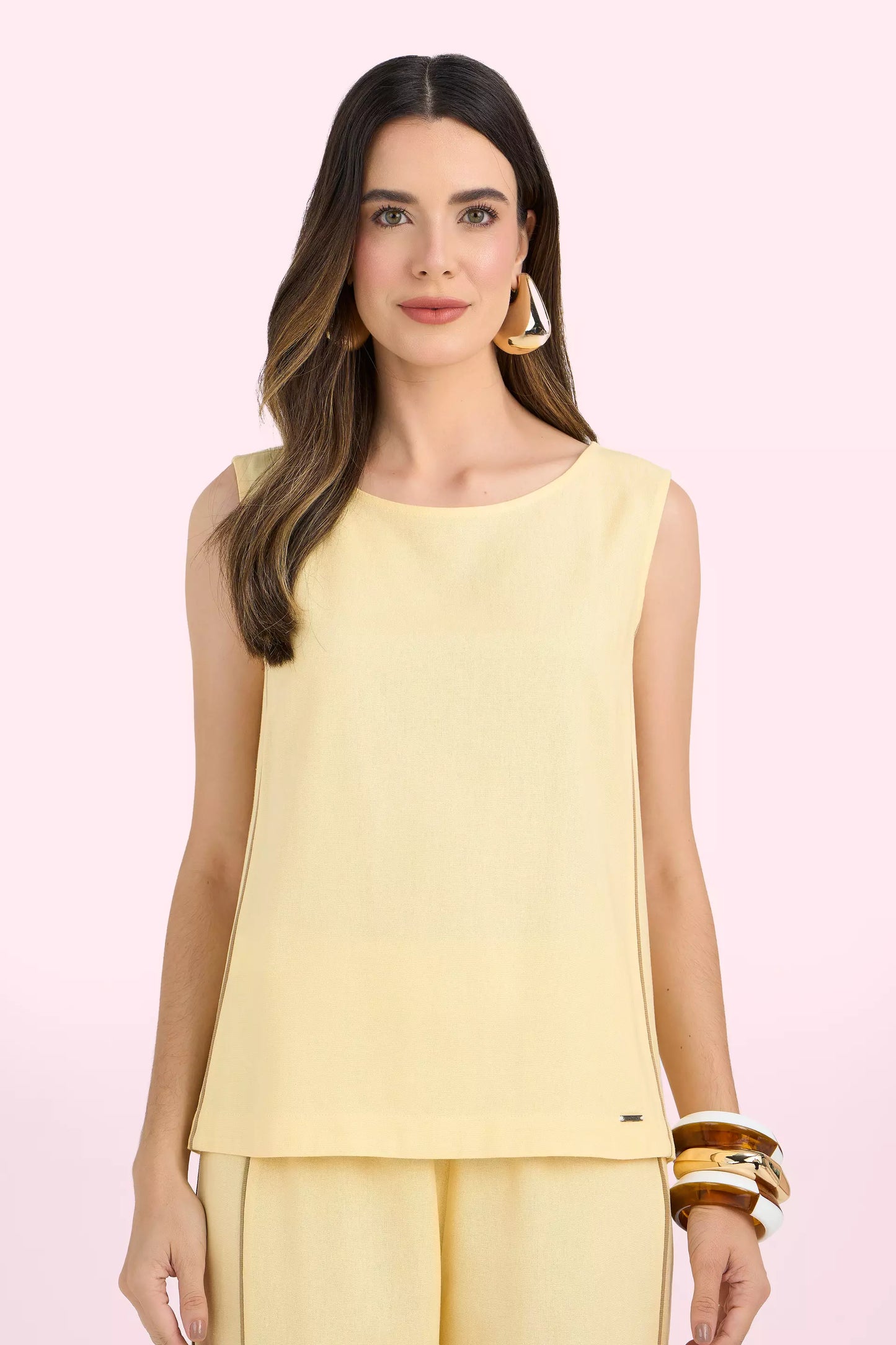conjunto viscose regata alça larga e calça mom cintura intermediaria