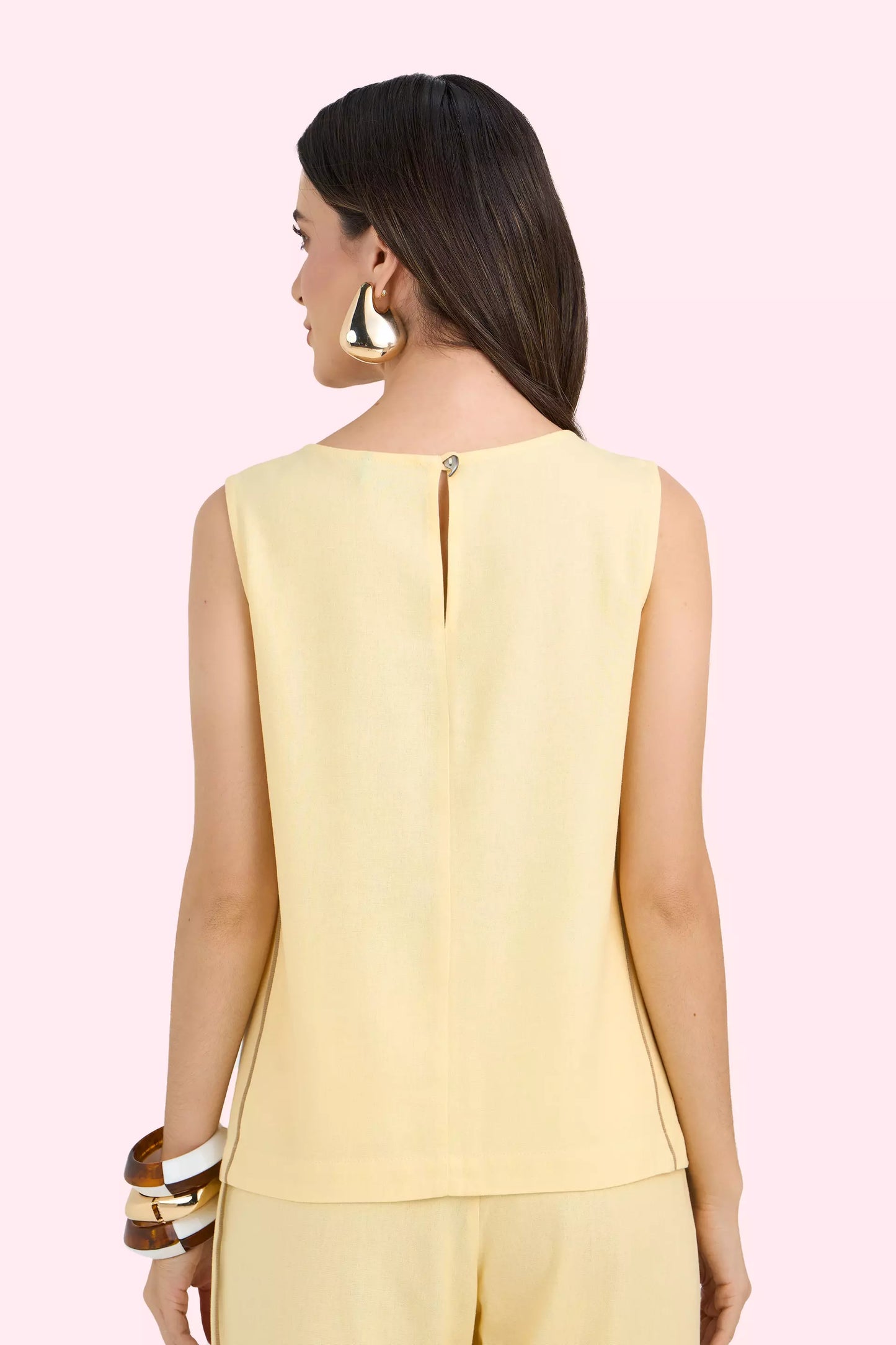 conjunto viscose regata alça larga e calça mom cintura intermediaria