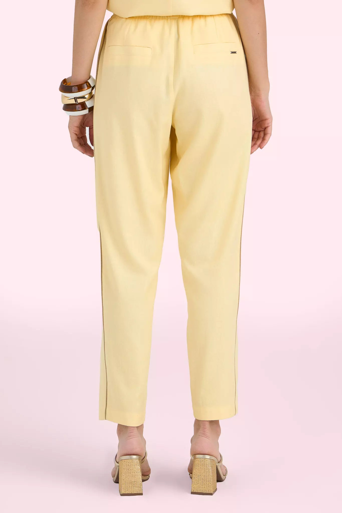 conjunto viscose regata alça larga e calça mom cintura intermediaria