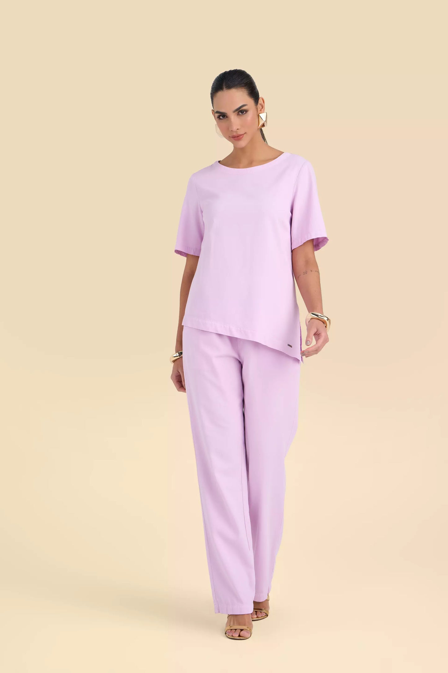 conjunto sarja blusa com assimetria e calça reta cós de elástico