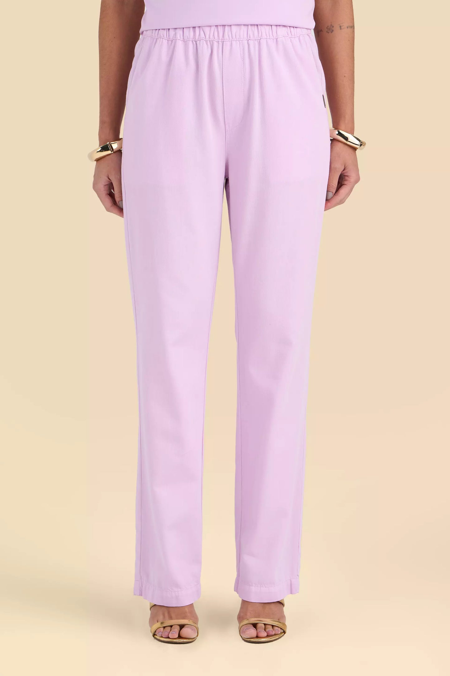 conjunto sarja blusa com assimetria e calça reta cós de elástico