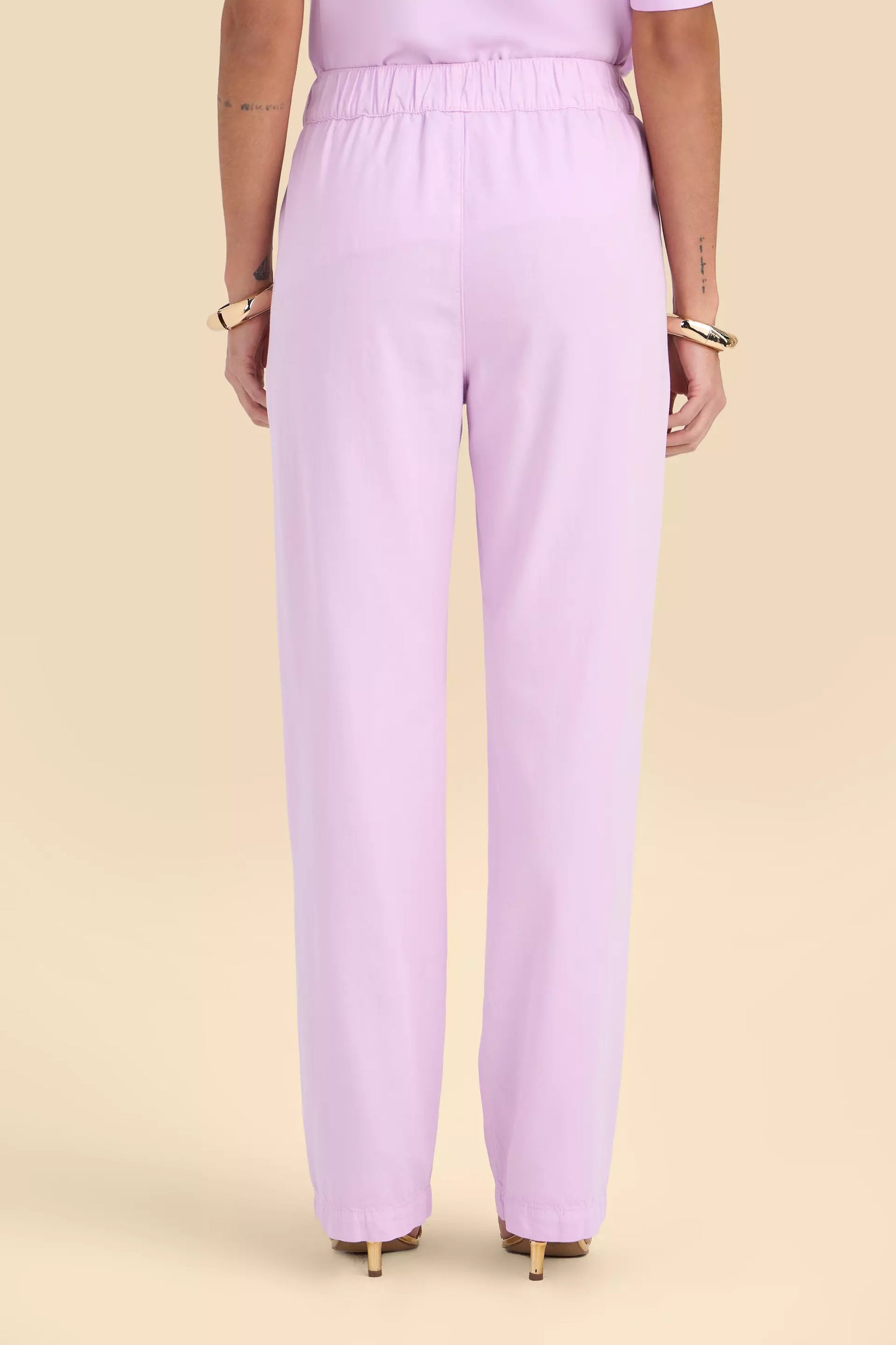 conjunto sarja blusa com assimetria e calça reta cós de elástico