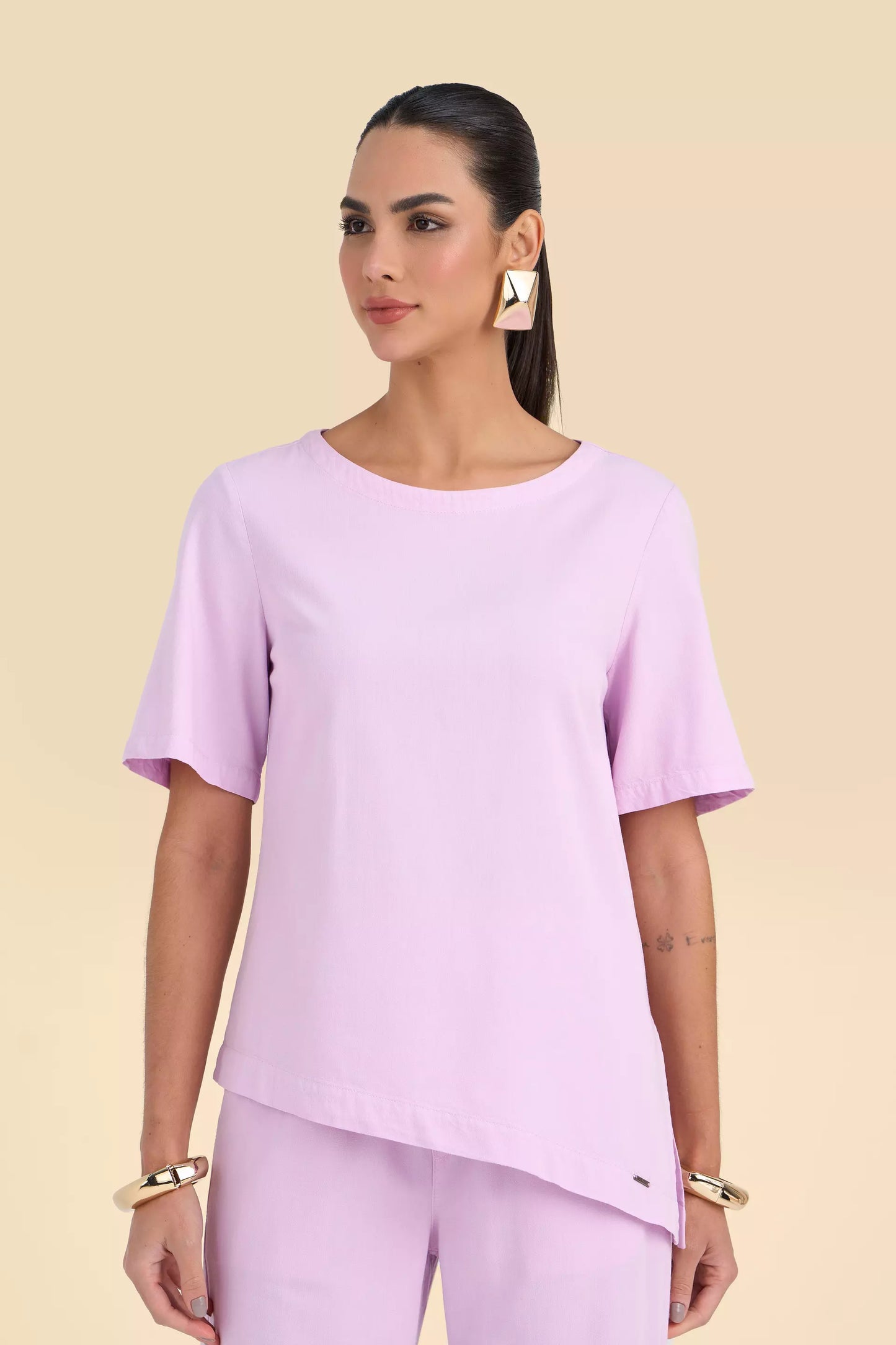 conjunto sarja blusa com assimetria e calça reta cós de elástico