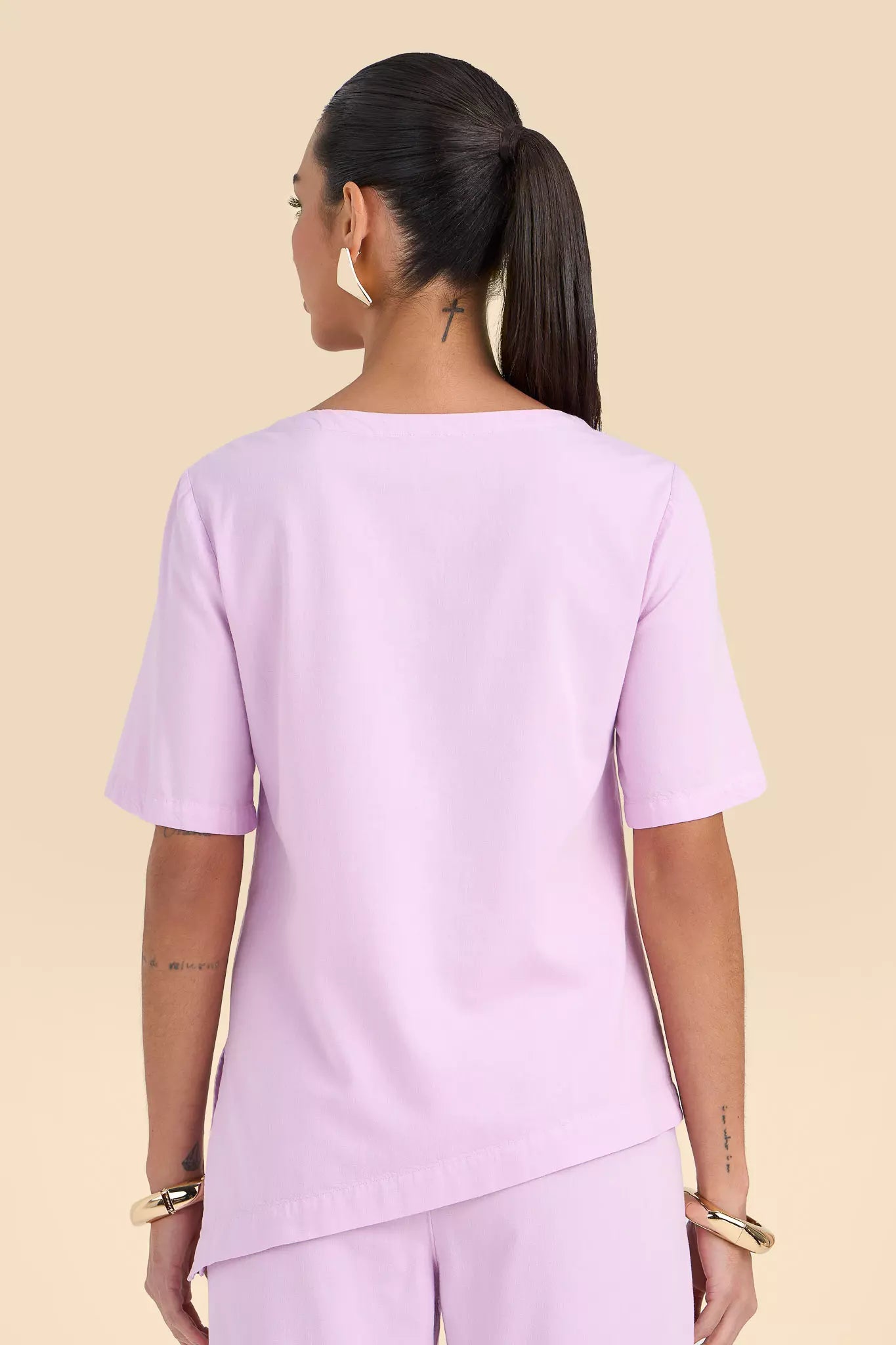 conjunto sarja blusa com assimetria e calça reta cós de elástico