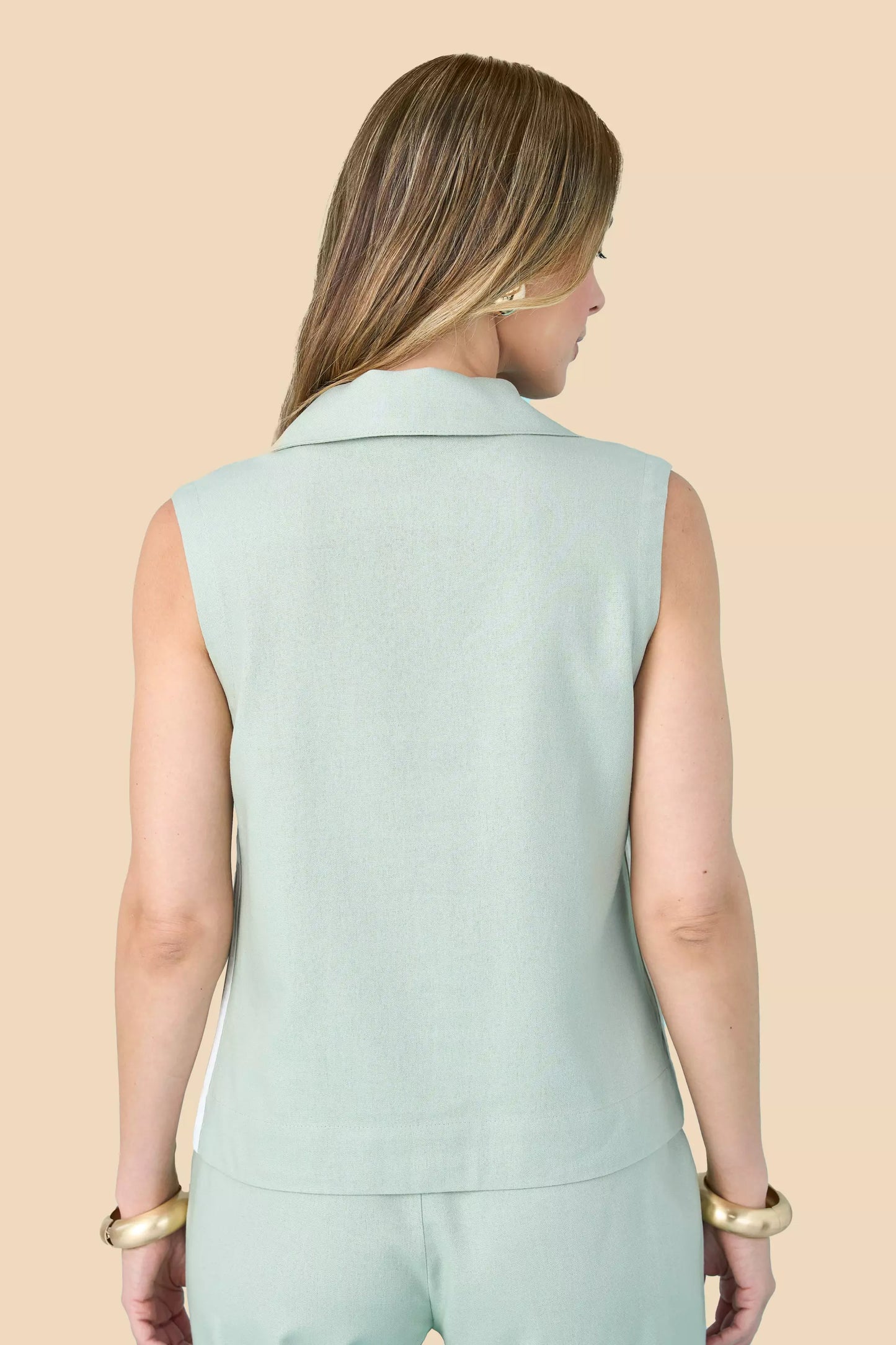conjunto viscose blusa sem manga e calça cropped com mix de tecidos