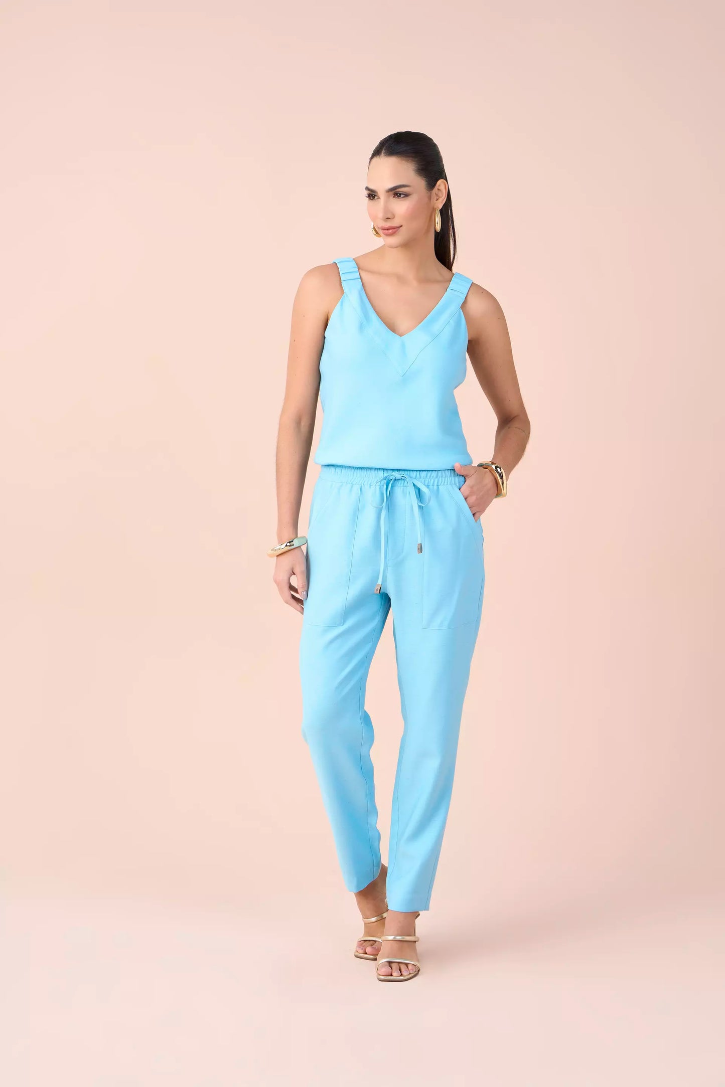 conjunto viscose regata alça com elástico e calça mom cintura intermediária