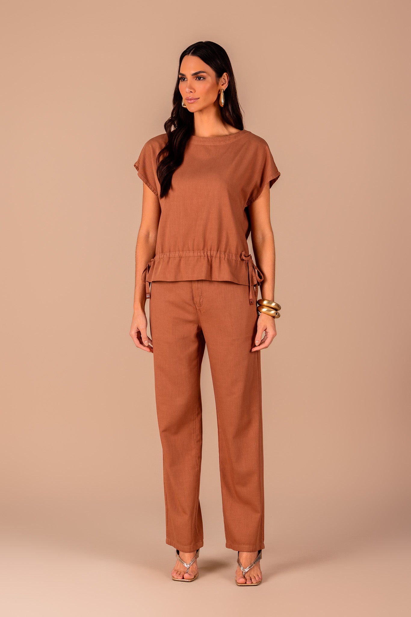 conjunto sarja blusa manga curta e calça reta com bolsos