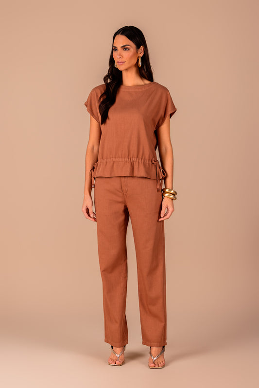 conjunto sarja blusa manga curta e calça reta com bolsos