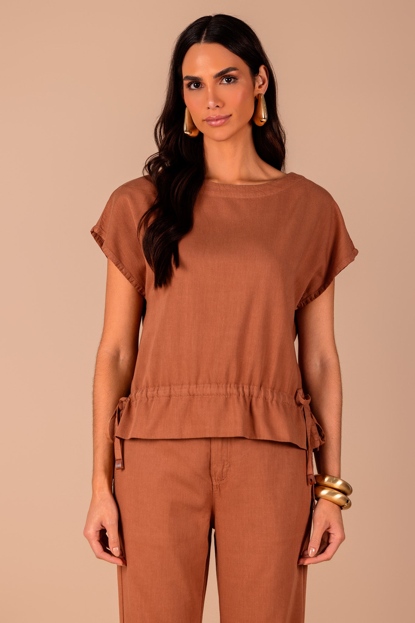 conjunto sarja blusa manga curta e calça reta com bolsos