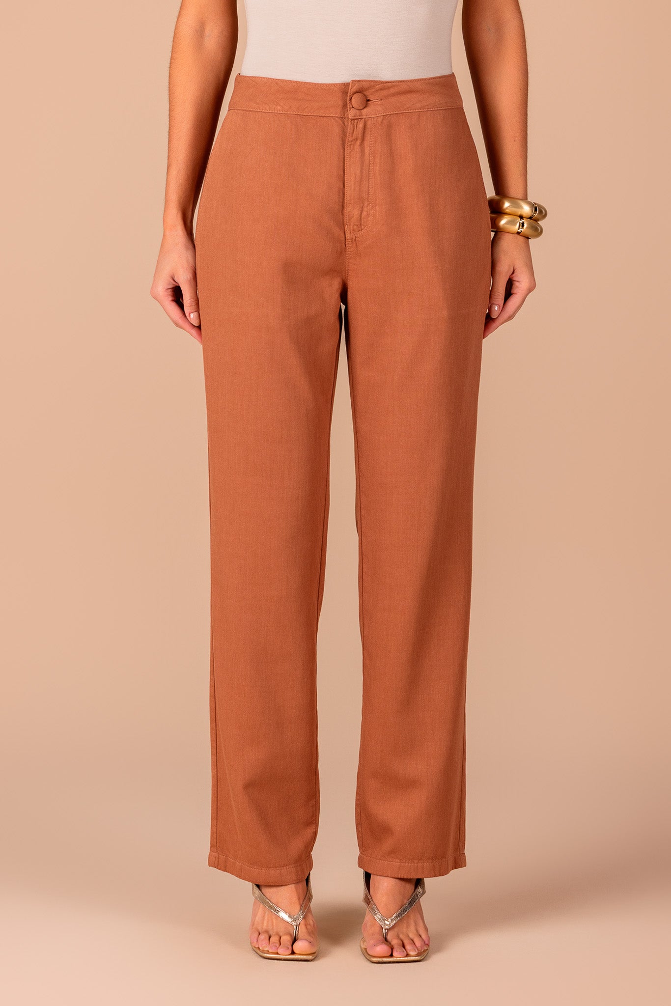 conjunto sarja blusa manga curta e calça reta com bolsos