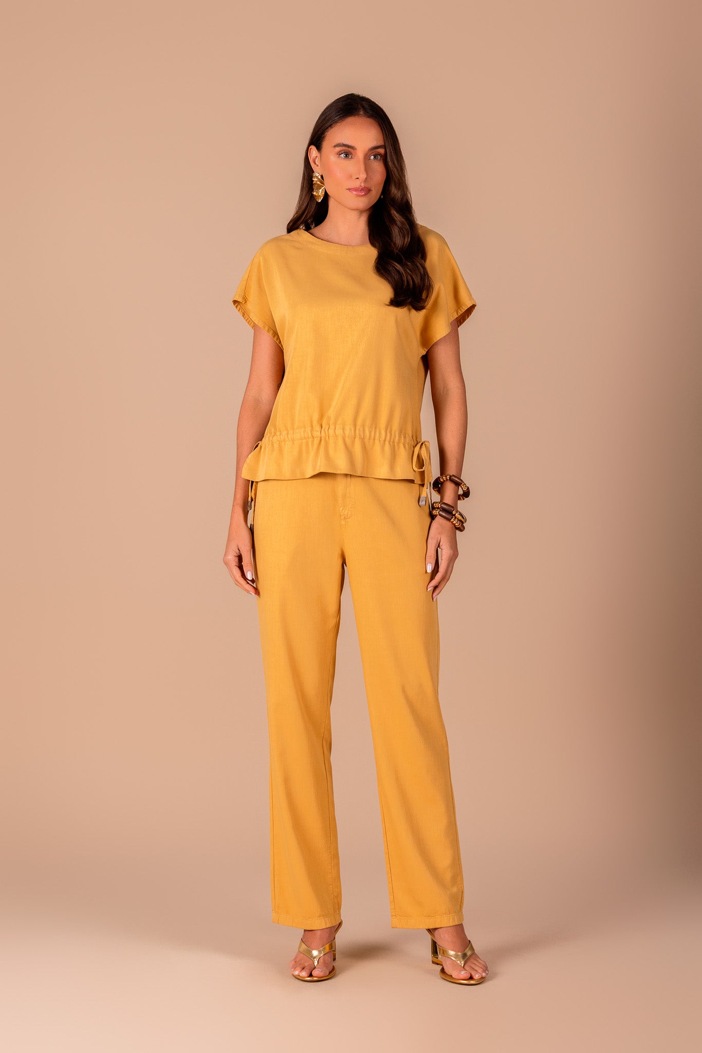 conjunto sarja blusa manga curta e calça reta com bolsos