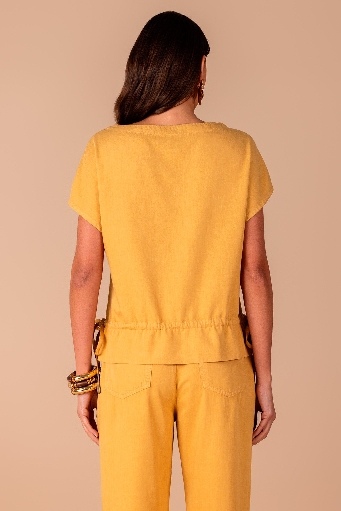 conjunto sarja blusa manga curta e calça reta com bolsos