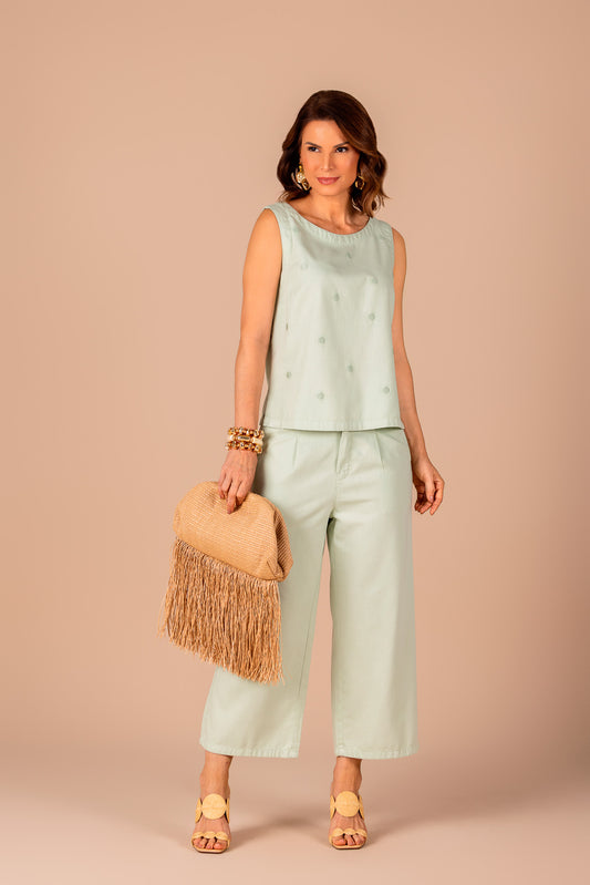 conjunto sarja regata alça larga e calça pantacourt com pregas