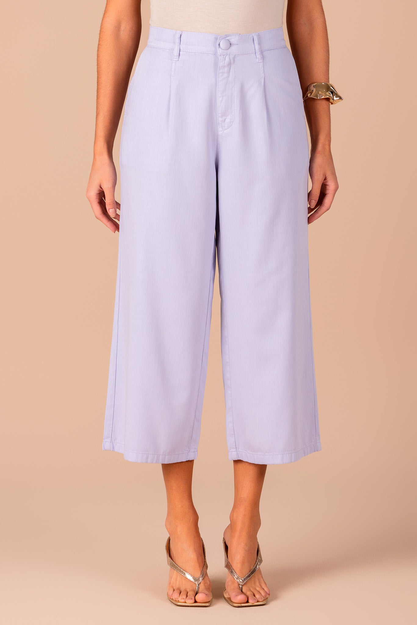 conjunto sarja regata alça larga e calça pantacourt com pregas