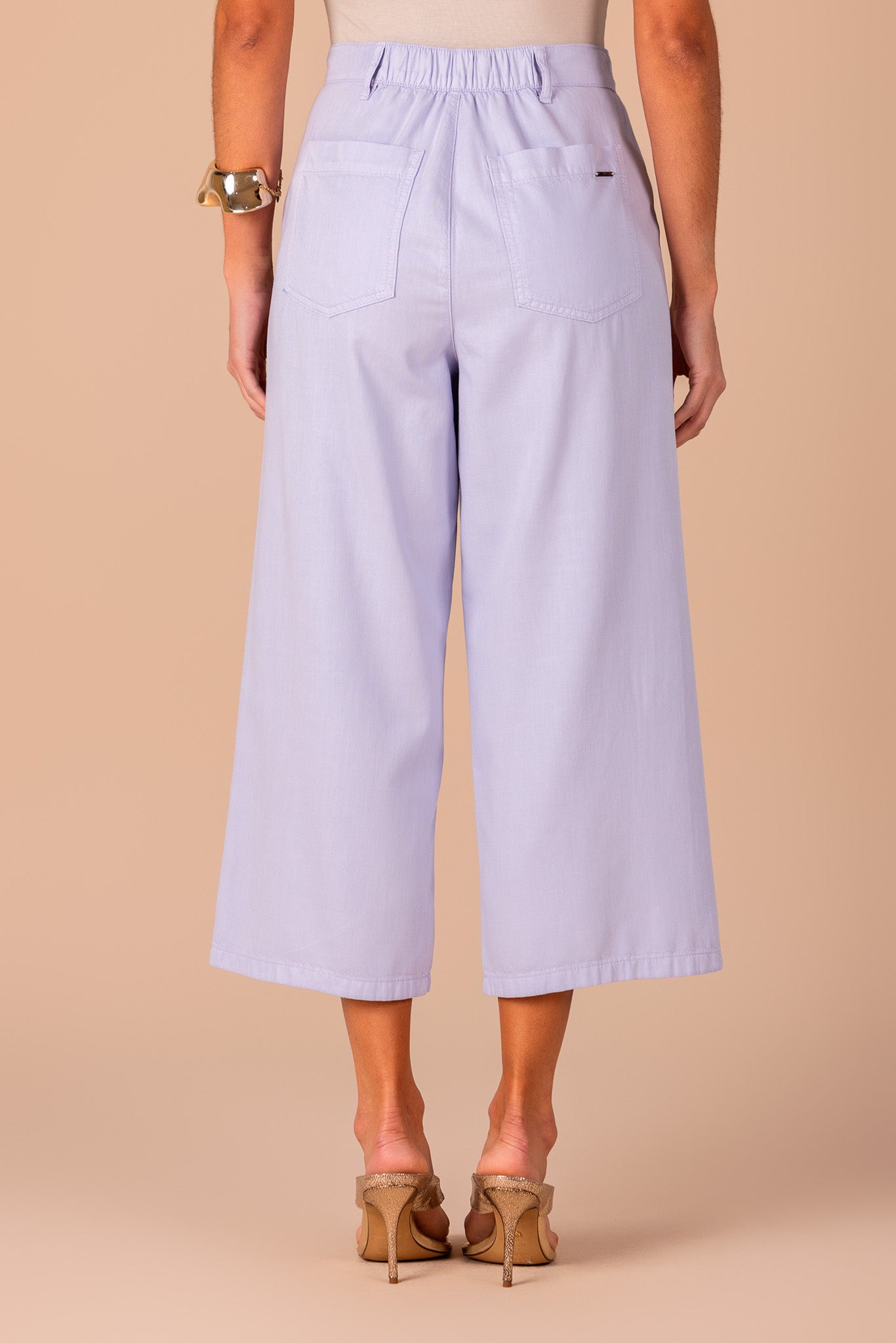 conjunto sarja regata alça larga e calça pantacourt com pregas