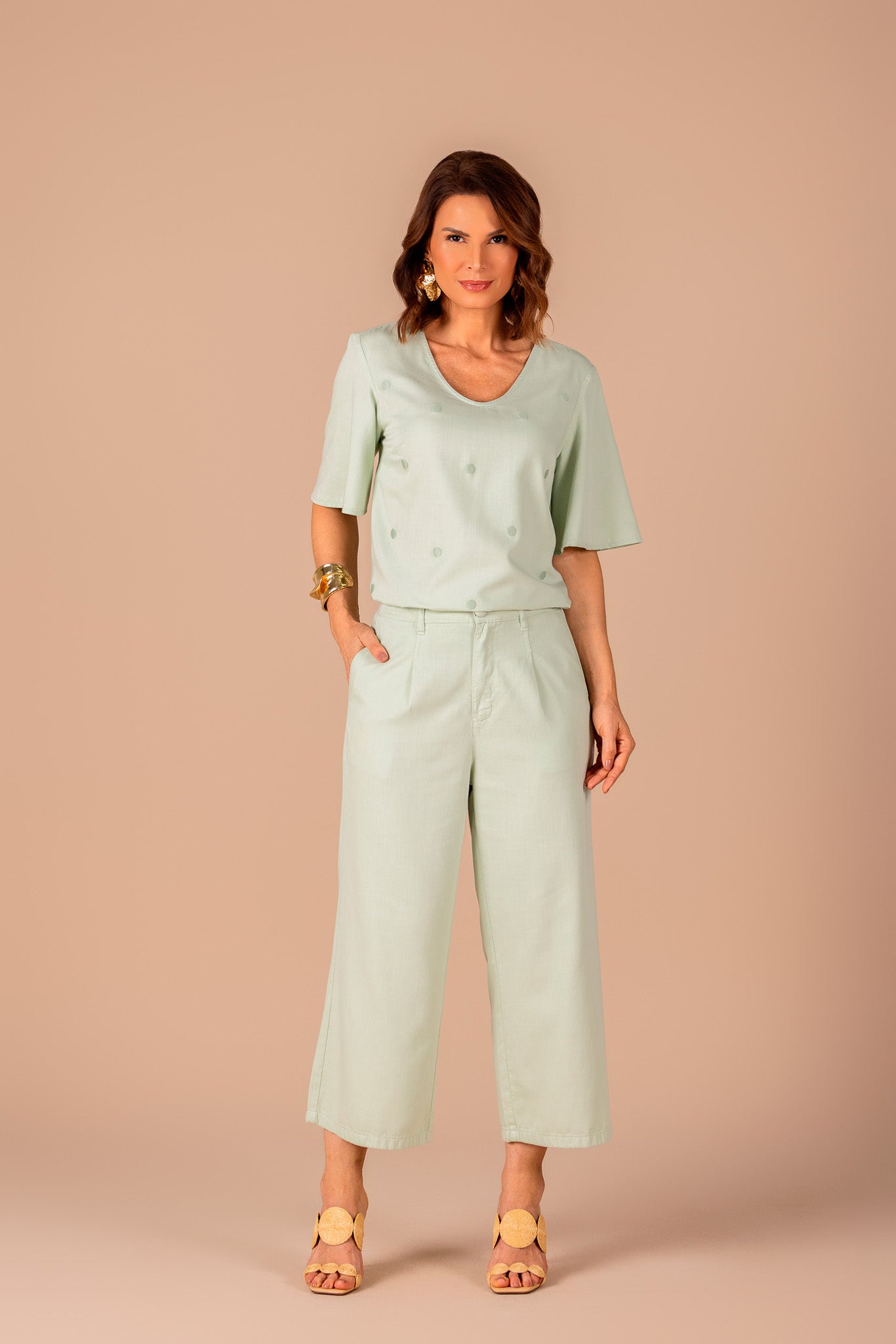 conjunto sarja blusa manga curta bordado poá e calça pantacourt com pregas