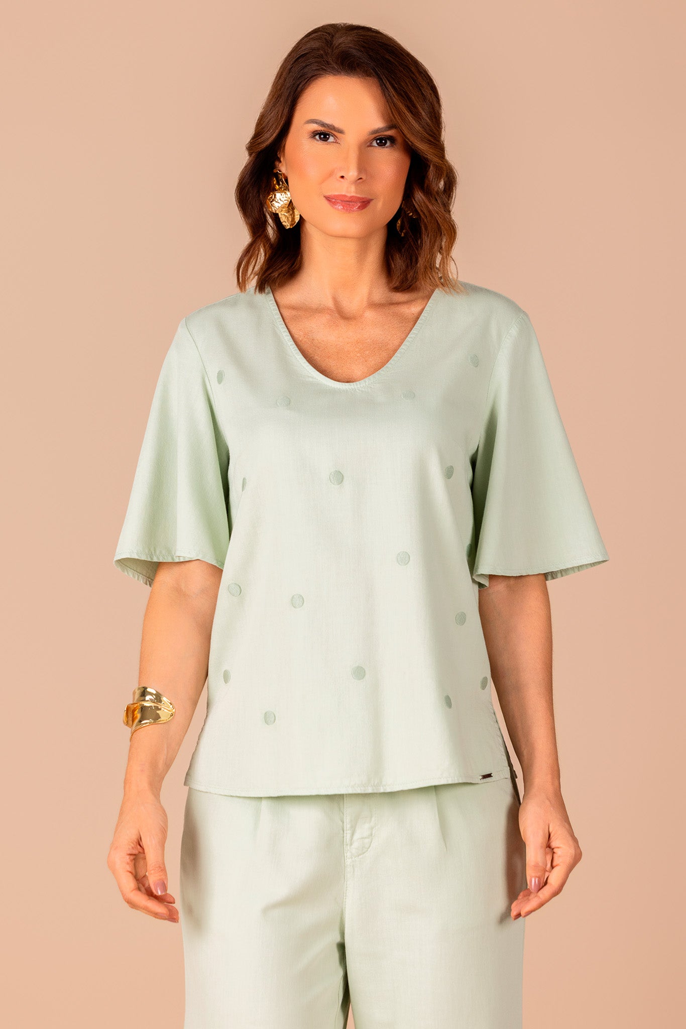 conjunto sarja blusa manga curta bordado poá e calça pantacourt com pregas