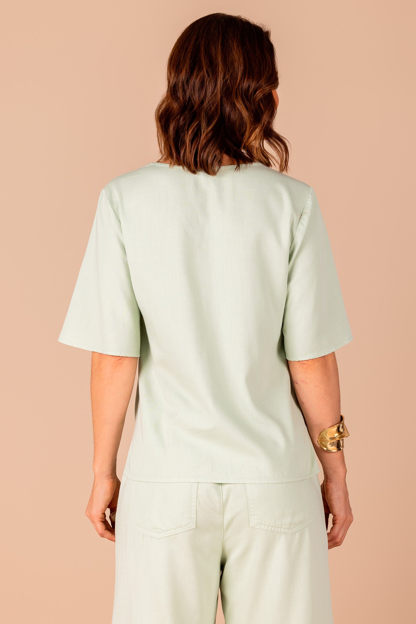 conjunto sarja blusa manga curta bordado poá e calça pantacourt com pregas