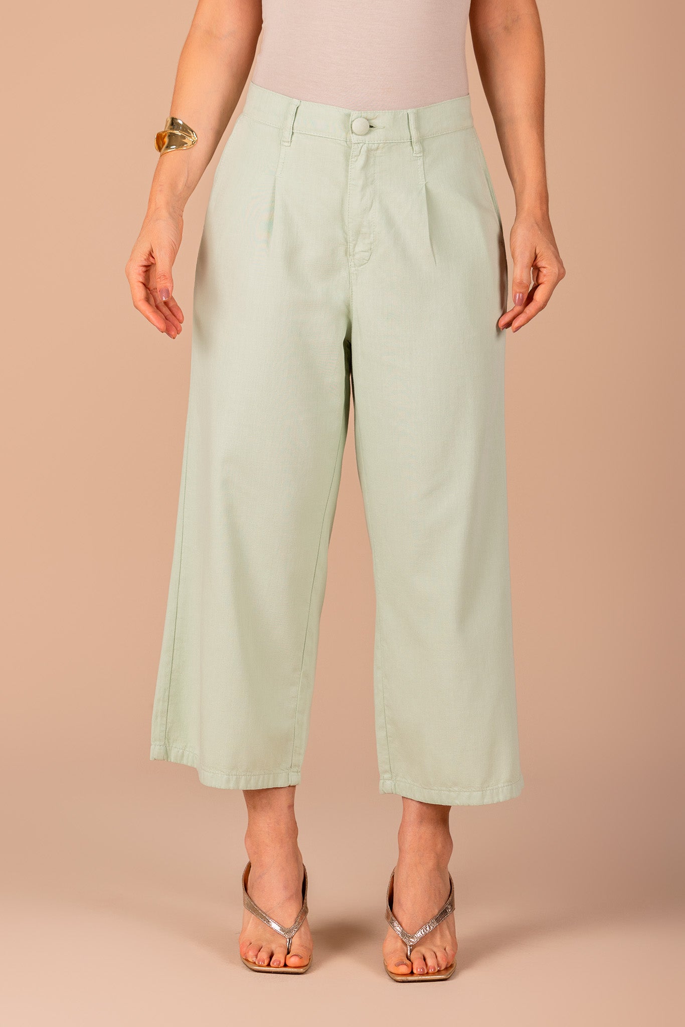 conjunto sarja blusa manga curta bordado poá e calça pantacourt com pregas