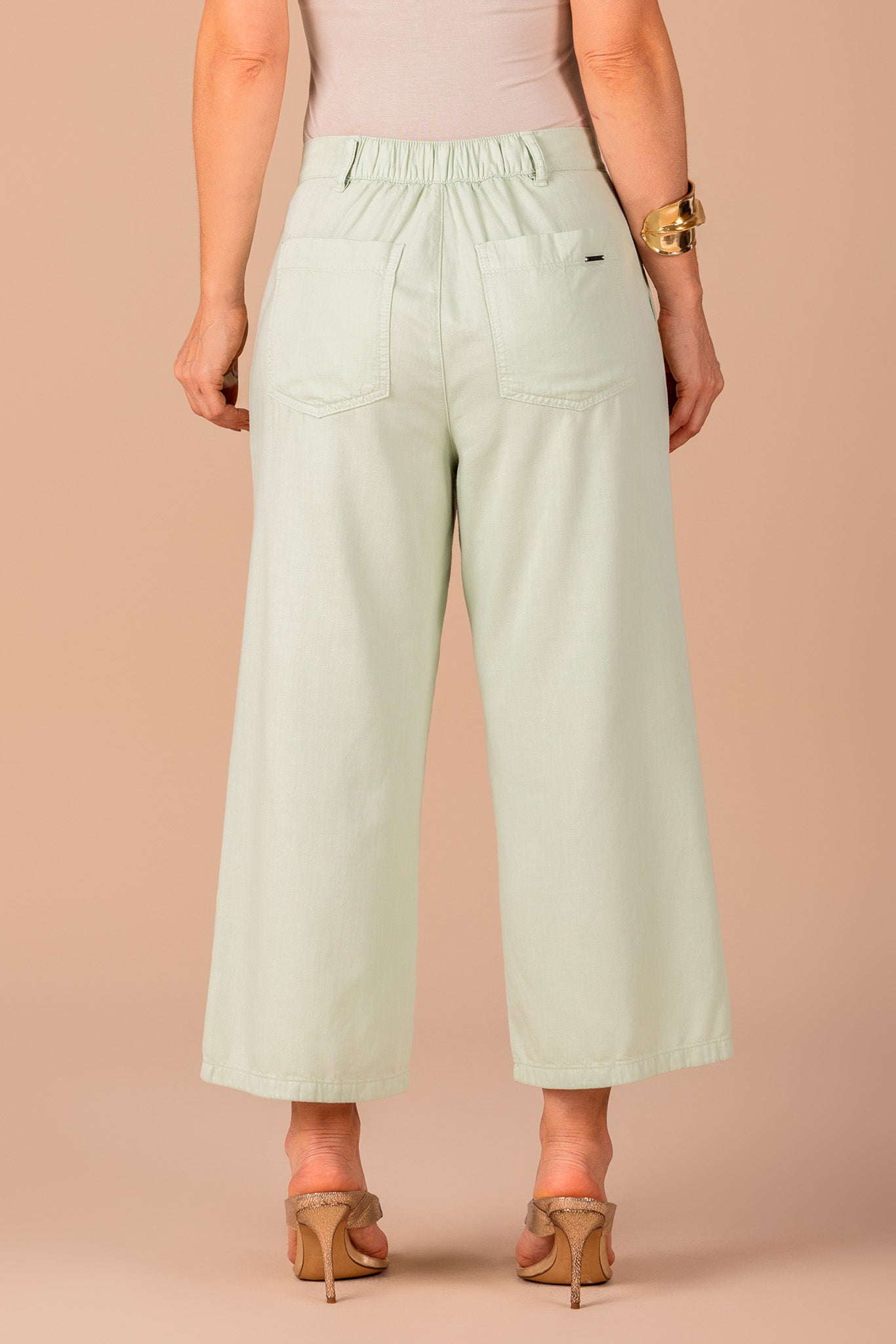 conjunto sarja blusa manga curta bordado poá e calça pantacourt com pregas