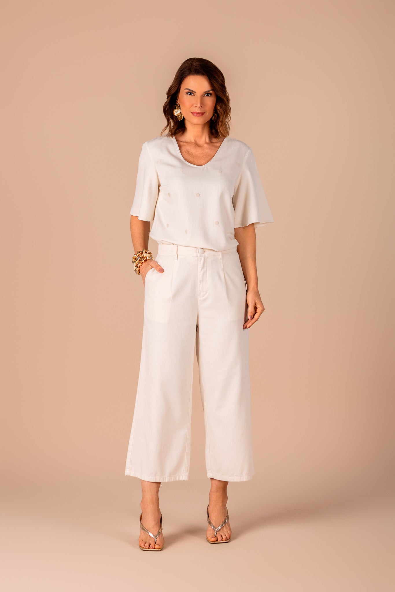 conjunto sarja blusa manga curta bordado poá e calça pantacourt com pregas