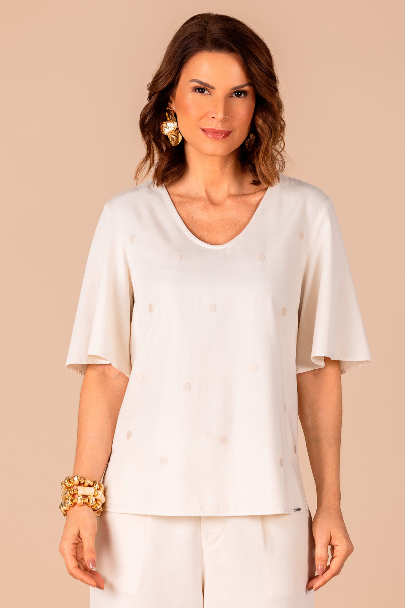 conjunto sarja blusa manga curta bordado poá e calça pantacourt com pregas