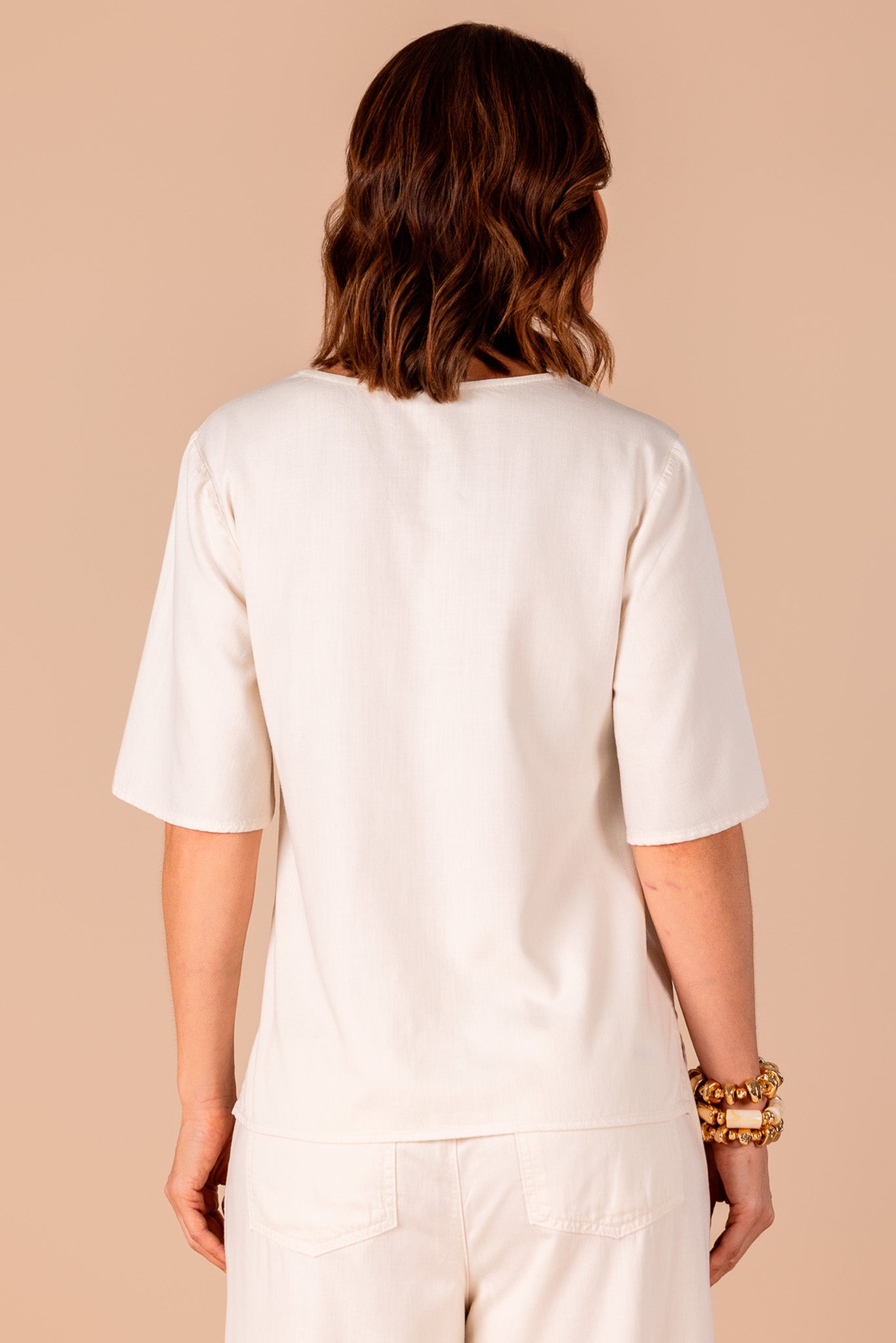 conjunto sarja blusa manga curta bordado poá e calça pantacourt com pregas