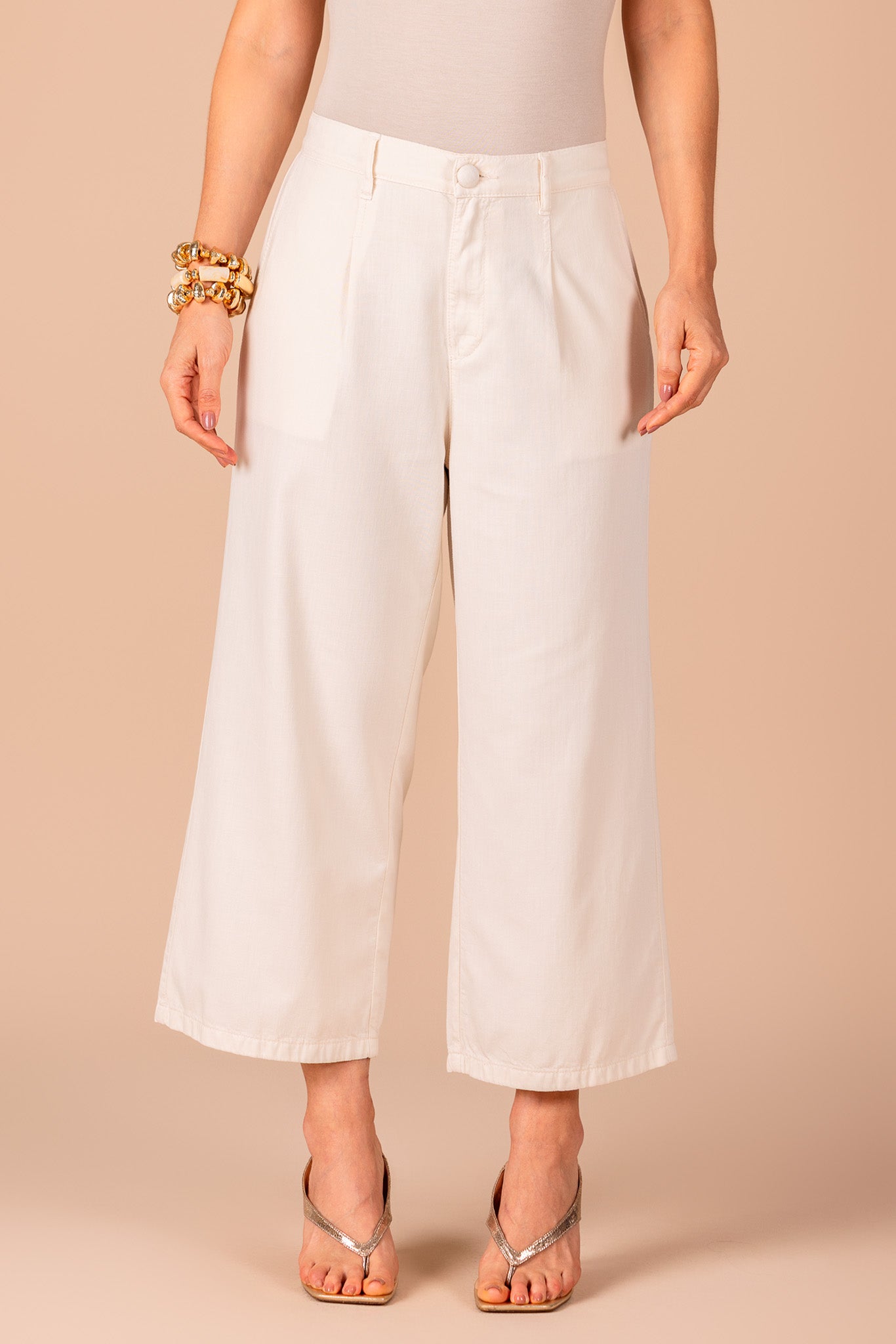 conjunto sarja blusa manga curta bordado poá e calça pantacourt com pregas