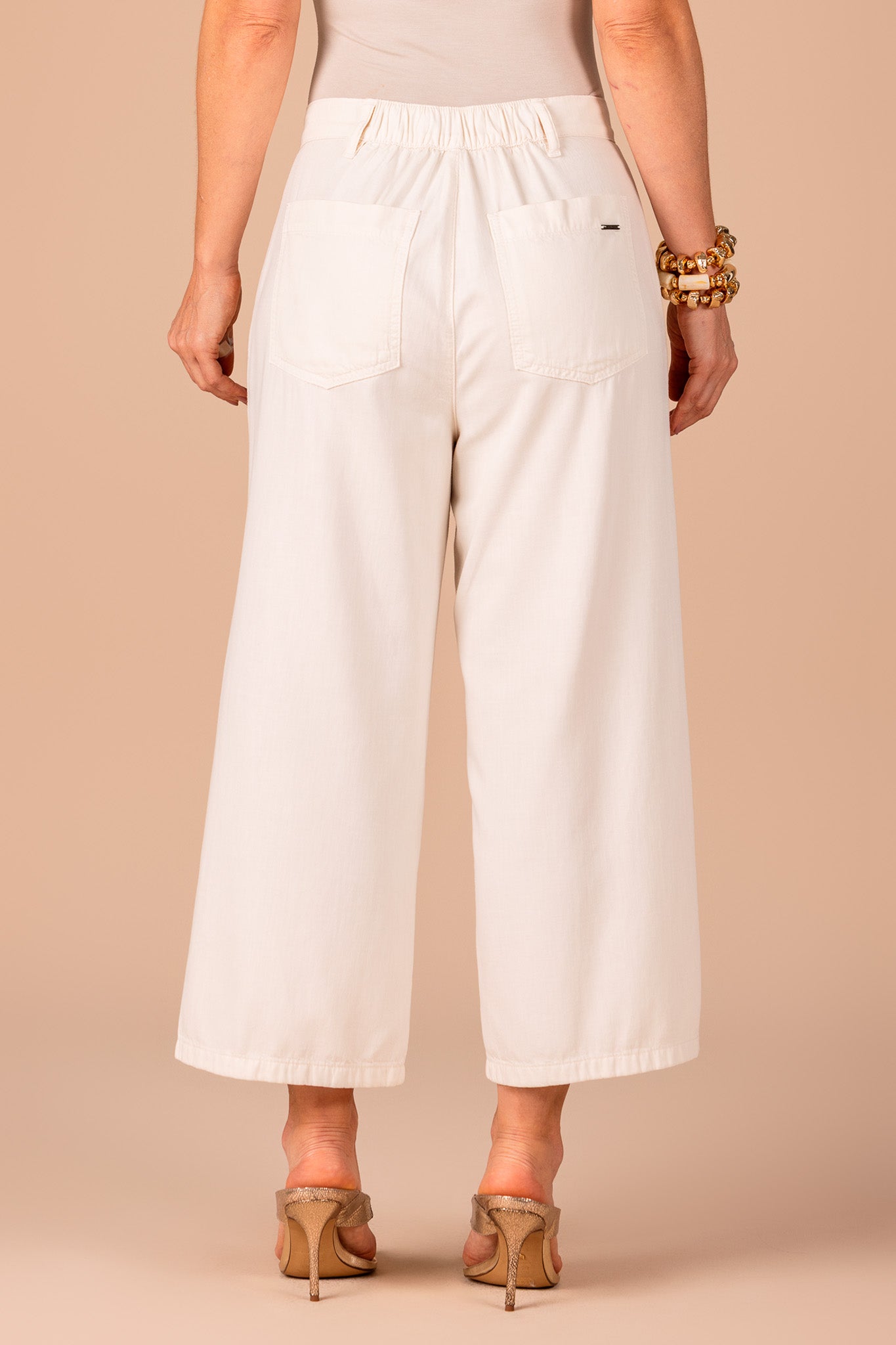 conjunto sarja blusa manga curta bordado poá e calça pantacourt com pregas