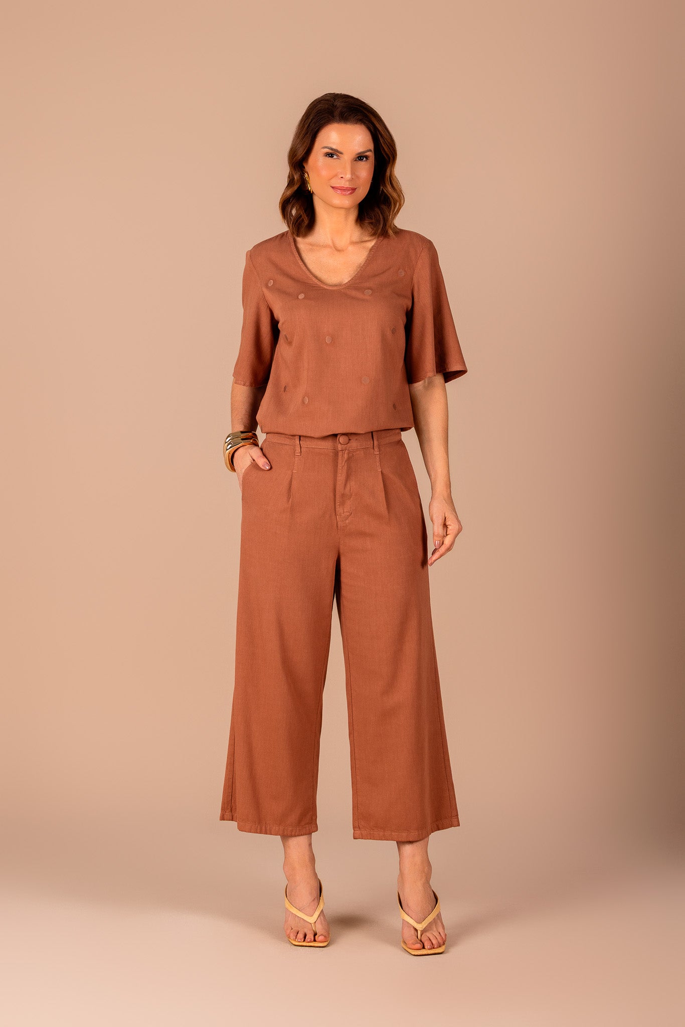 conjunto sarja blusa manga curta bordado poá e calça pantacourt com pregas