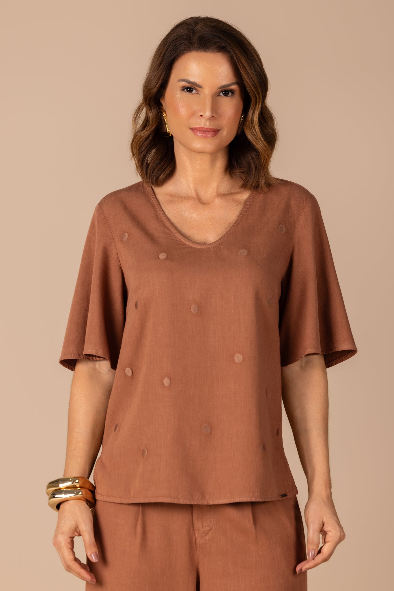 conjunto sarja blusa manga curta bordado poá e calça pantacourt com pregas