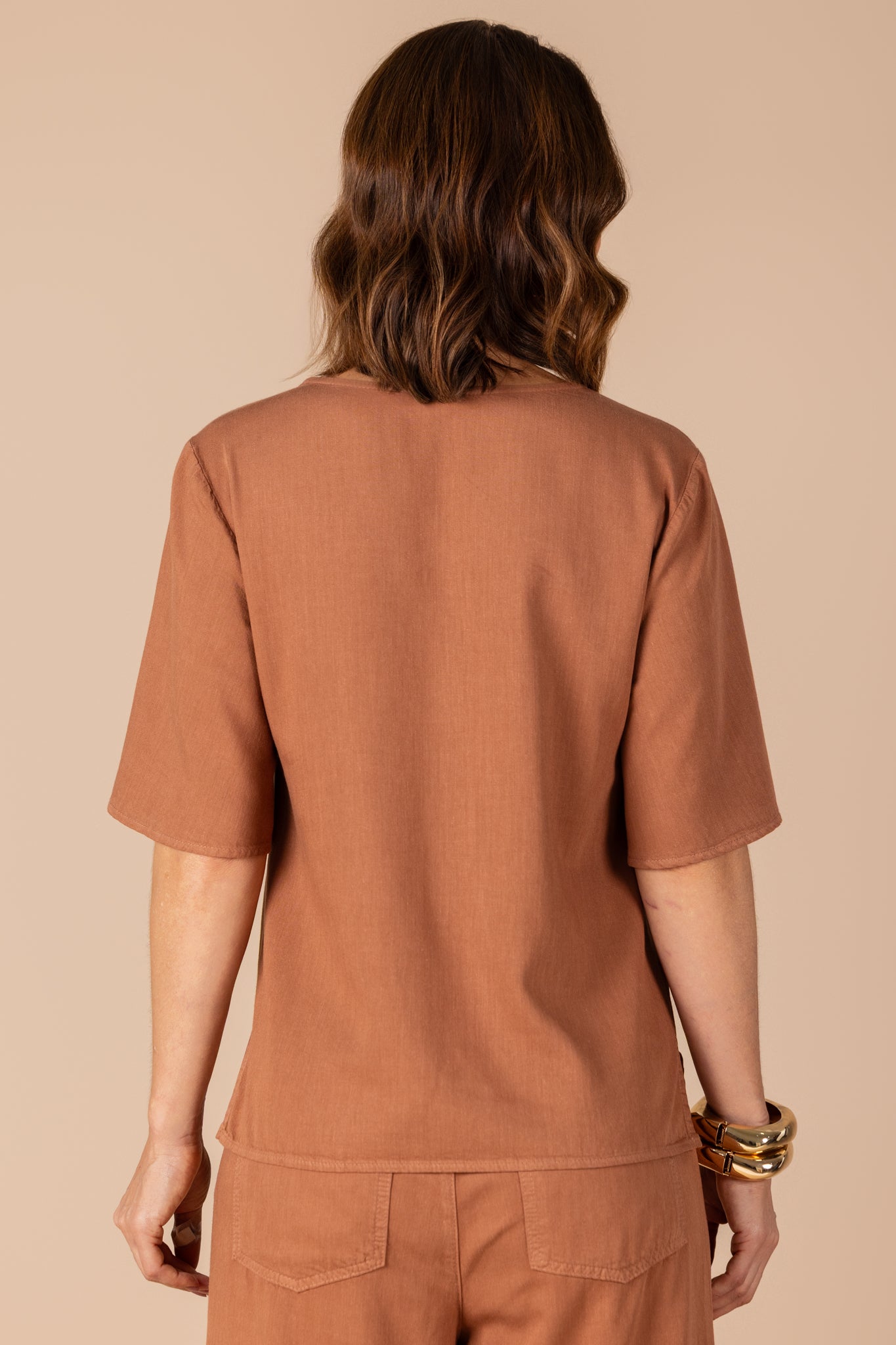 conjunto sarja blusa manga curta bordado poá e calça pantacourt com pregas