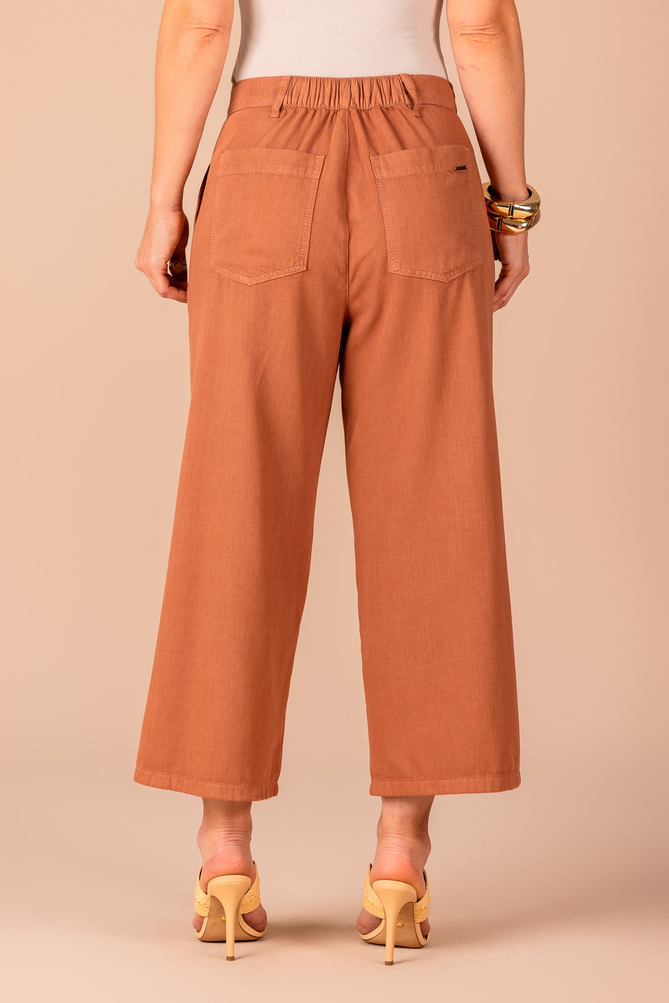 conjunto sarja blusa manga curta bordado poá e calça pantacourt com pregas