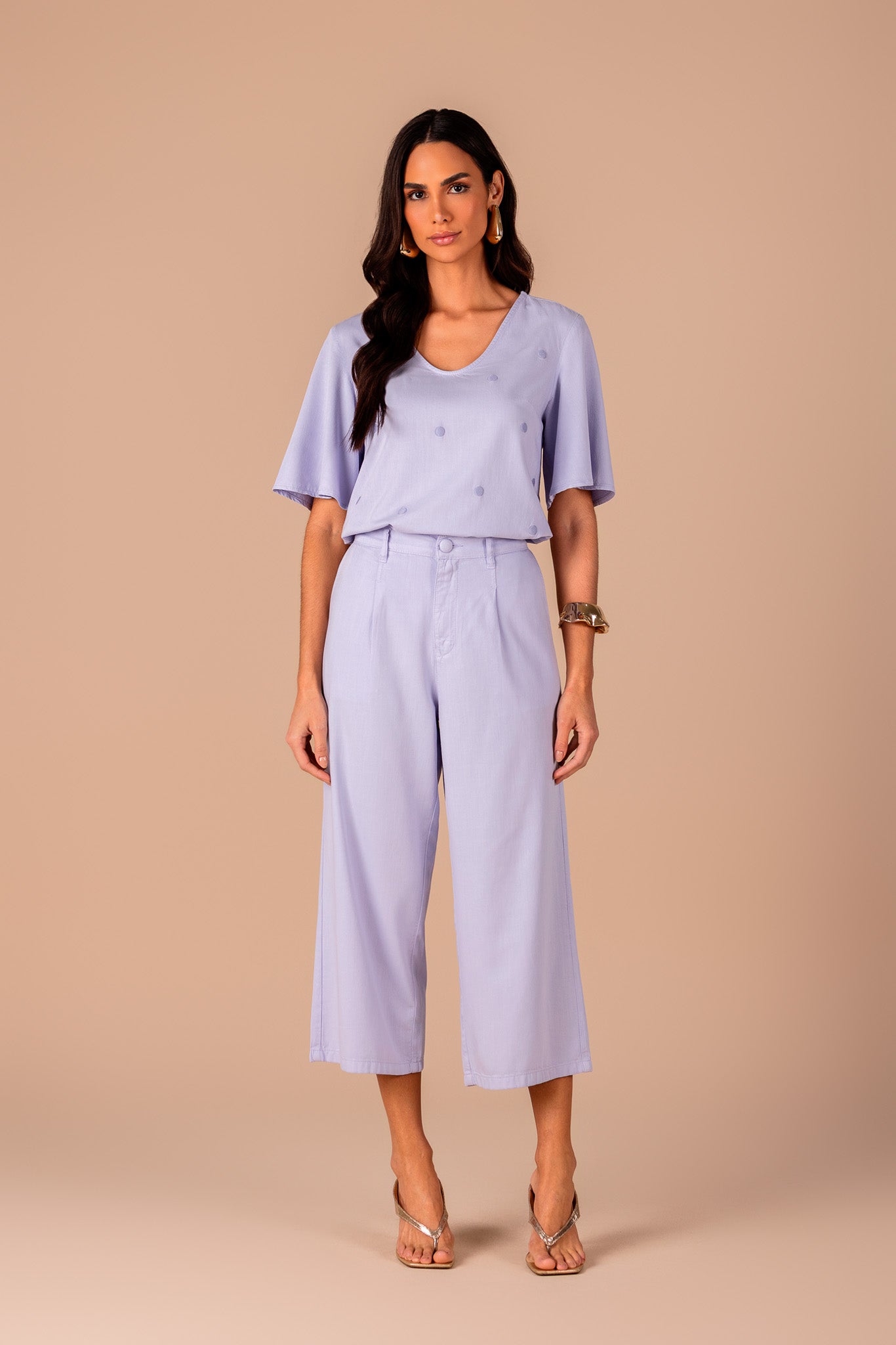 conjunto sarja blusa manga curta bordado poá e calça pantacourt com pregas