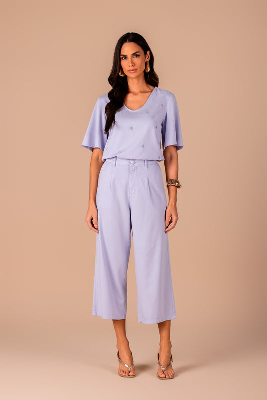 conjunto sarja blusa manga curta bordado poá e calça pantacourt com pregas