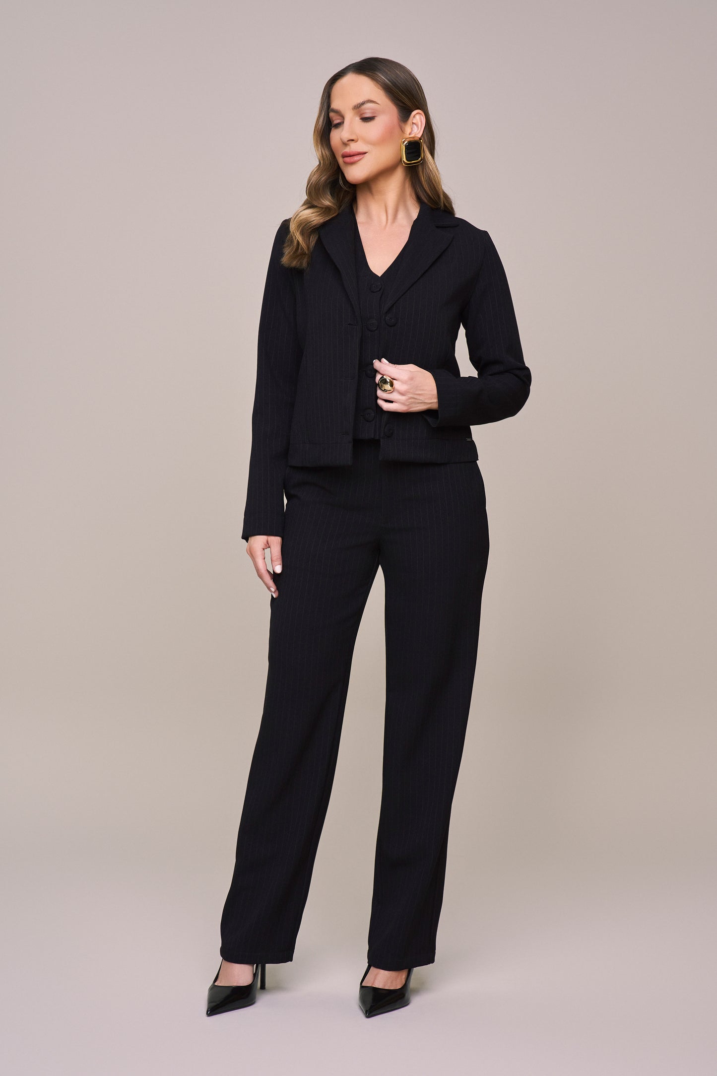 conjunto crepe casaco manga longa e calça reta cintura intermediária risca de